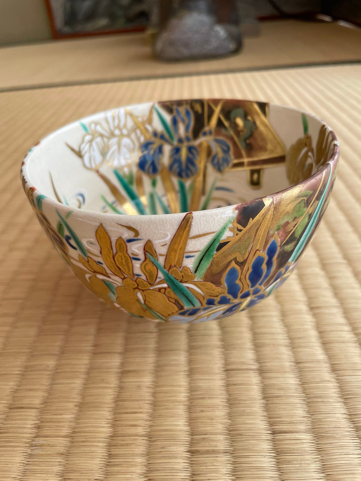 八ツ橋茶碗、真葛焼・宮川香斎作。杜若は終わりましたがアヤメが満開 