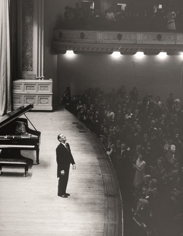 Vladimir Horowitz's Historic Return to the Stage at Carnegie Hall