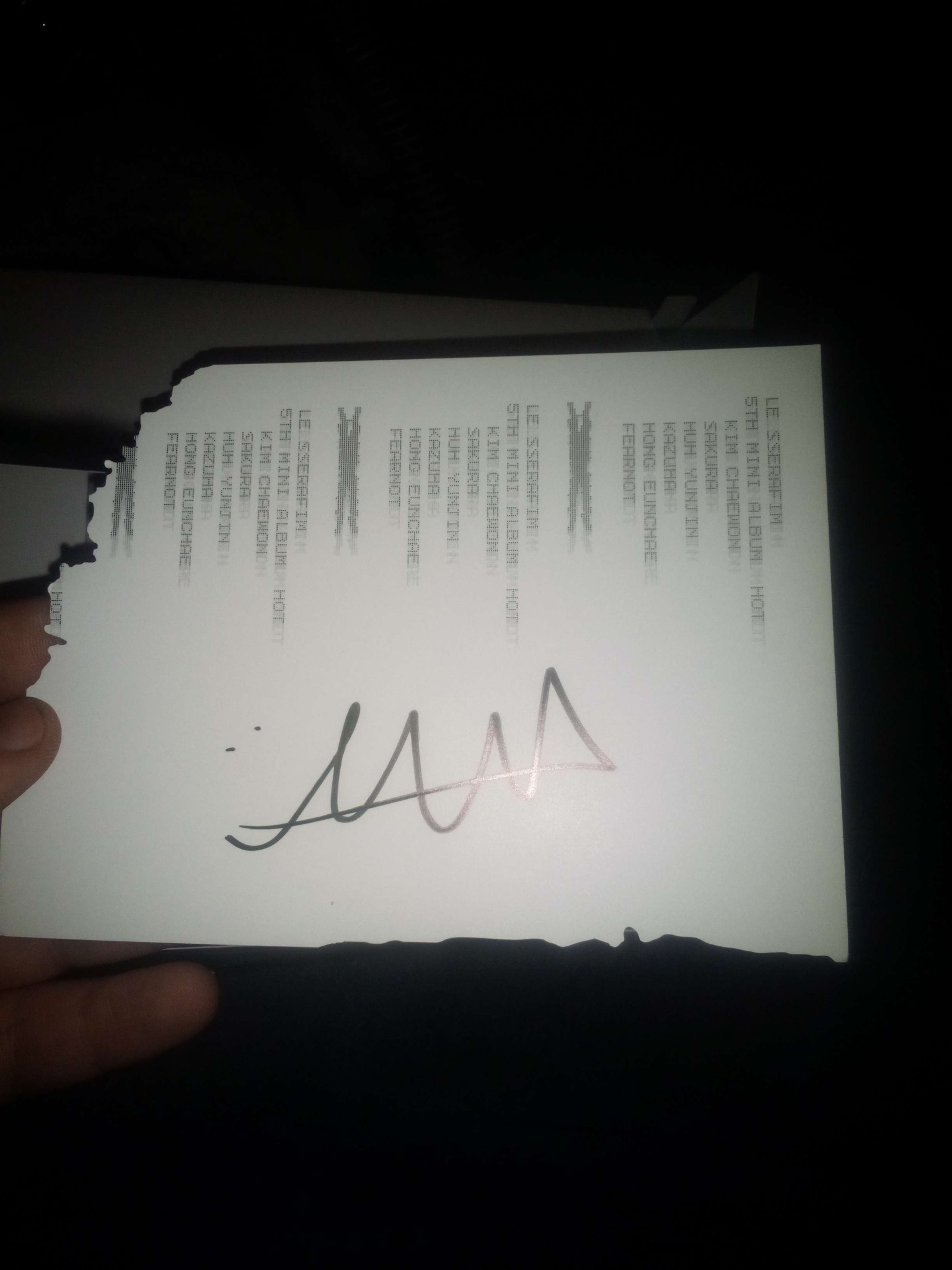 who's signature is on my LE SSERAFIM hot album?
