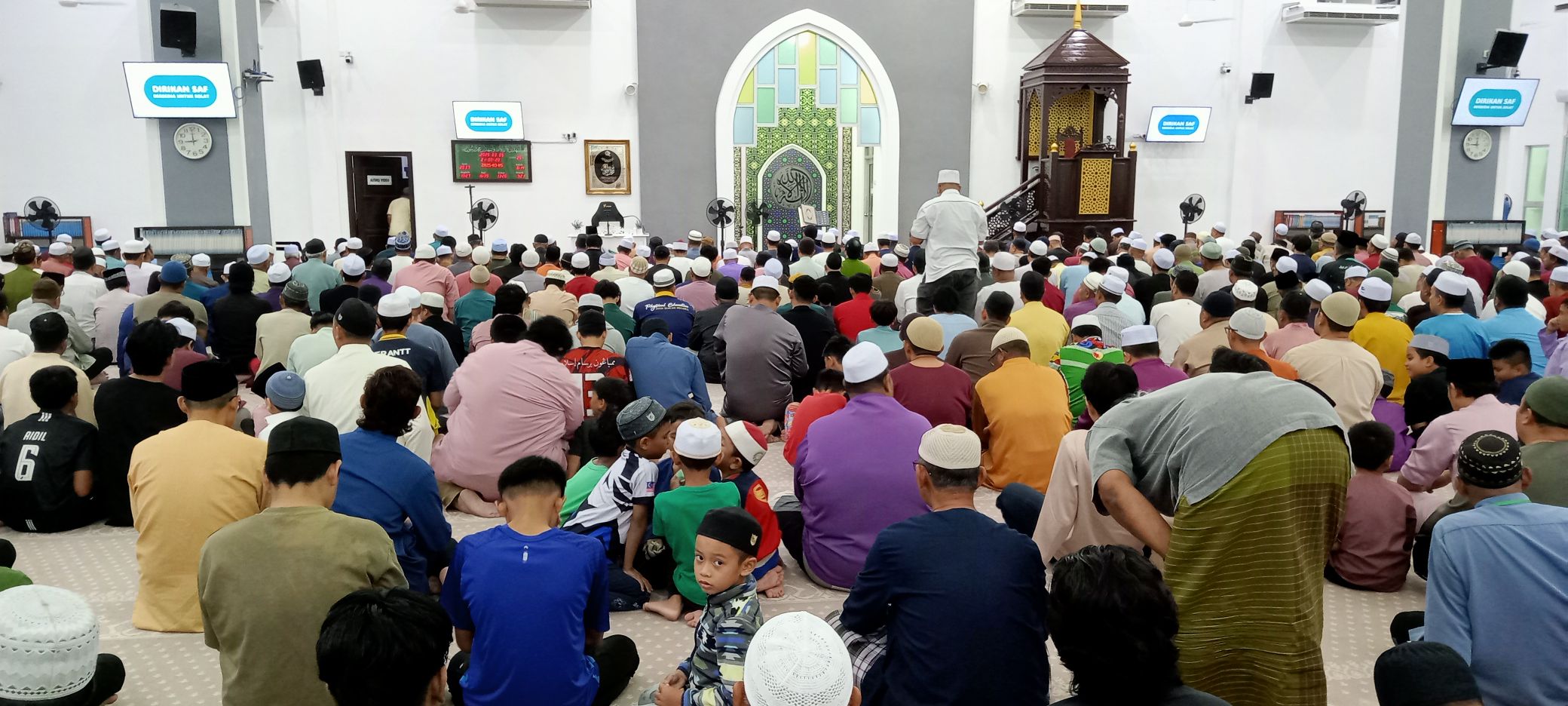 Muhd Hudzaifah - Suasana menunaikan Solat Fardhu Isyak & Sunat Tarawih ...