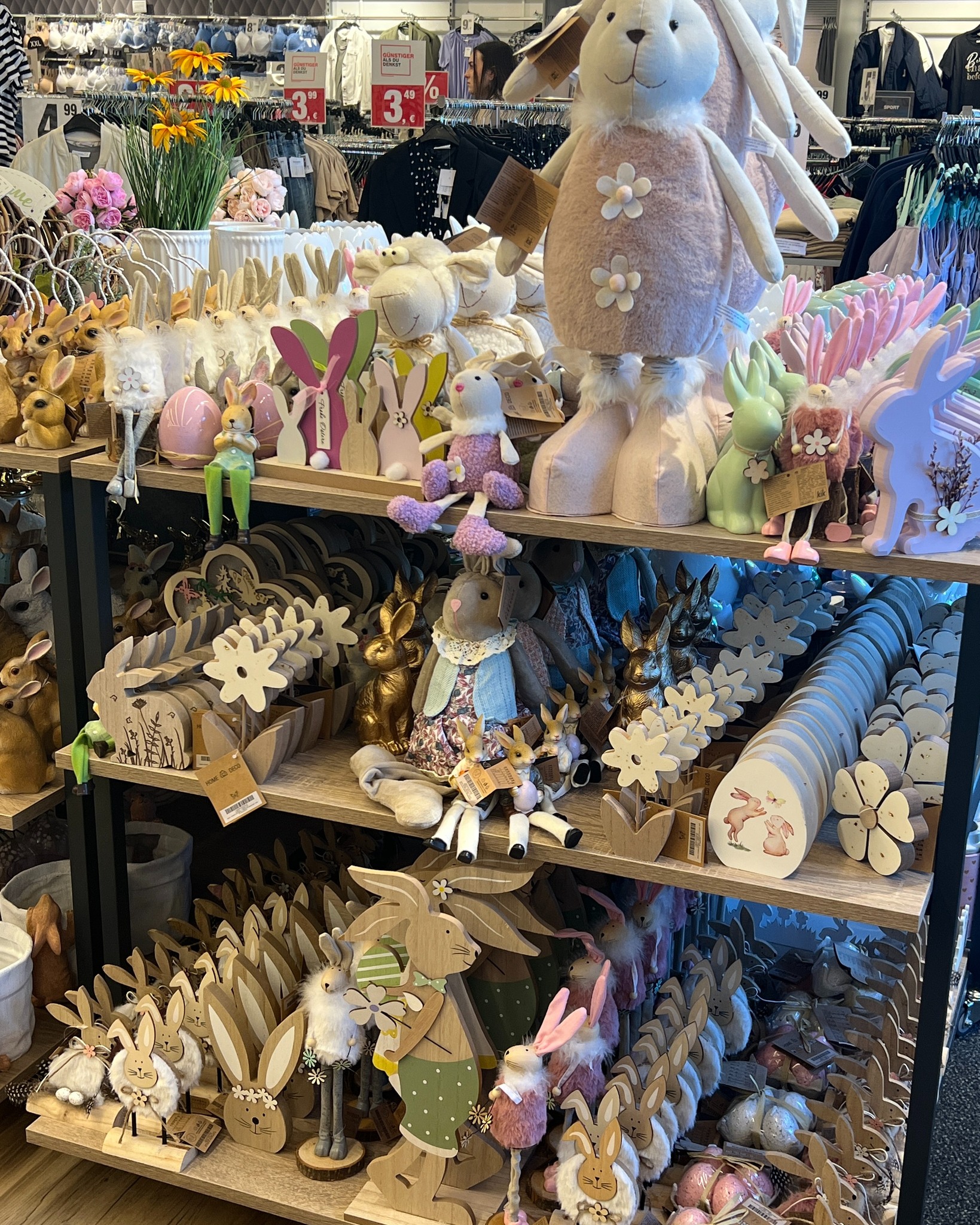 In unseren Filialen wartet jede Menge Osterdeko zu kleinen Preisen auf dich! 🐰 Schau vorbei und statte dich für die kommende Osterzeit aus 🐣 👉 Oder stöbere bequem online unter: https://bit.ly/4kw4H1T #mehralsdudenkst #