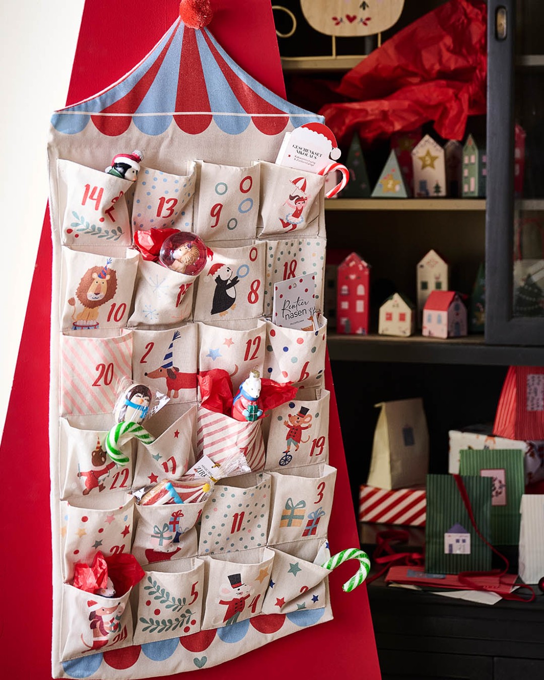 Seinen Kindern jeden Tag im Dezember ein Lächeln ins Gesicht zu zaubern, war noch nie so einfach wie mit unserem Adventskalender Zirkus.🎪❤️ Übrigens findest du bei uns auch jede Menge Kleinigkeiten z