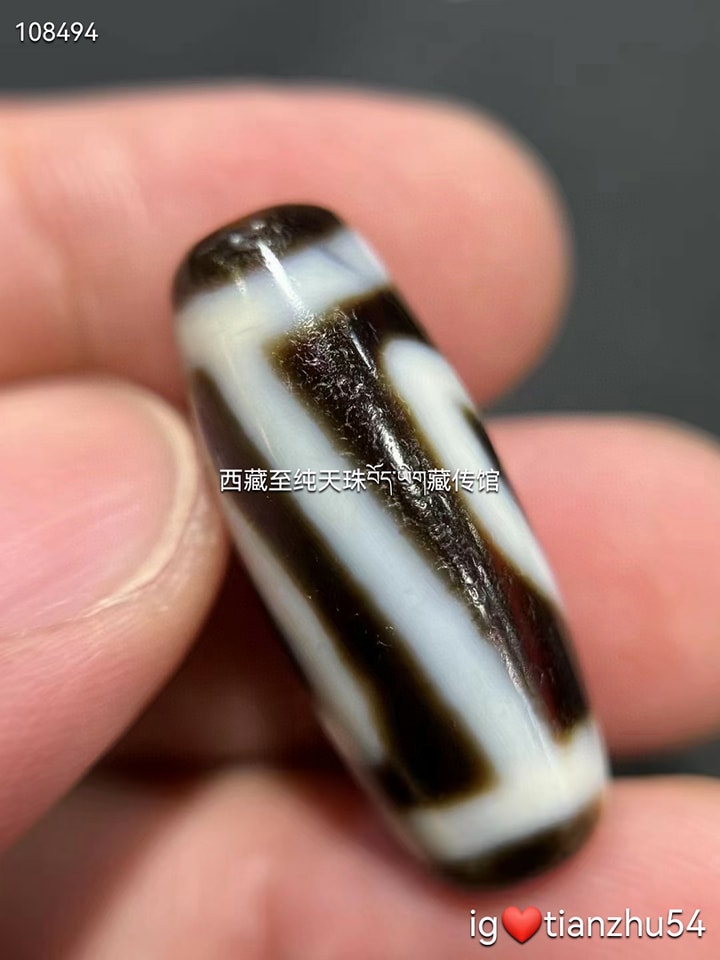 西藏天珠黑白佛眼二眼天珠很独特的一颗佛二眼小天珠图腾，品质上乘尺寸