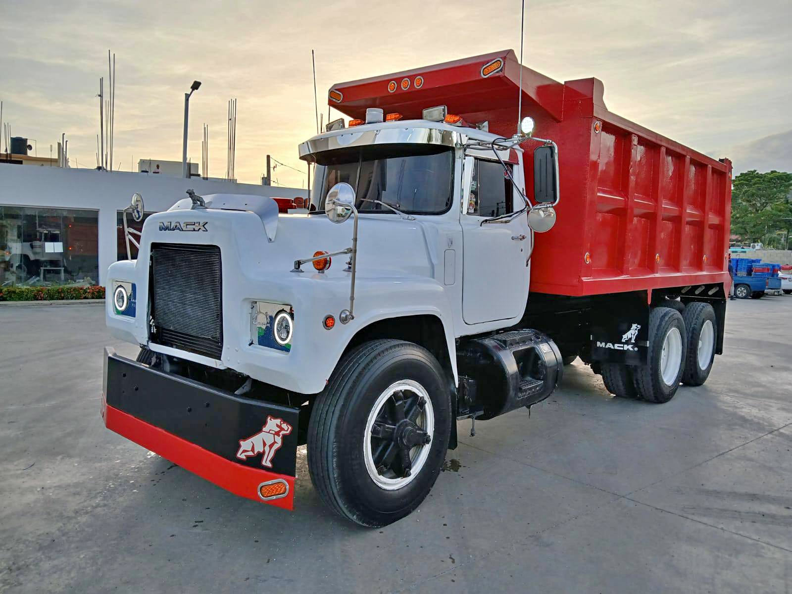 Se vende camión mack R600 año 85 negociable tirar solo interesado por favor