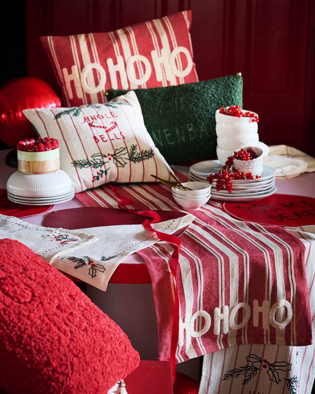 Nutze weihnachtliche Textilen um in deinem Zuhause Besinnlichkeit und Geborgenheit zu versprühen. Mit unseren Statement Kissen und Tischläufern, wird deine Weihnachtstafel dieses Jahr zum Highlight.❤️