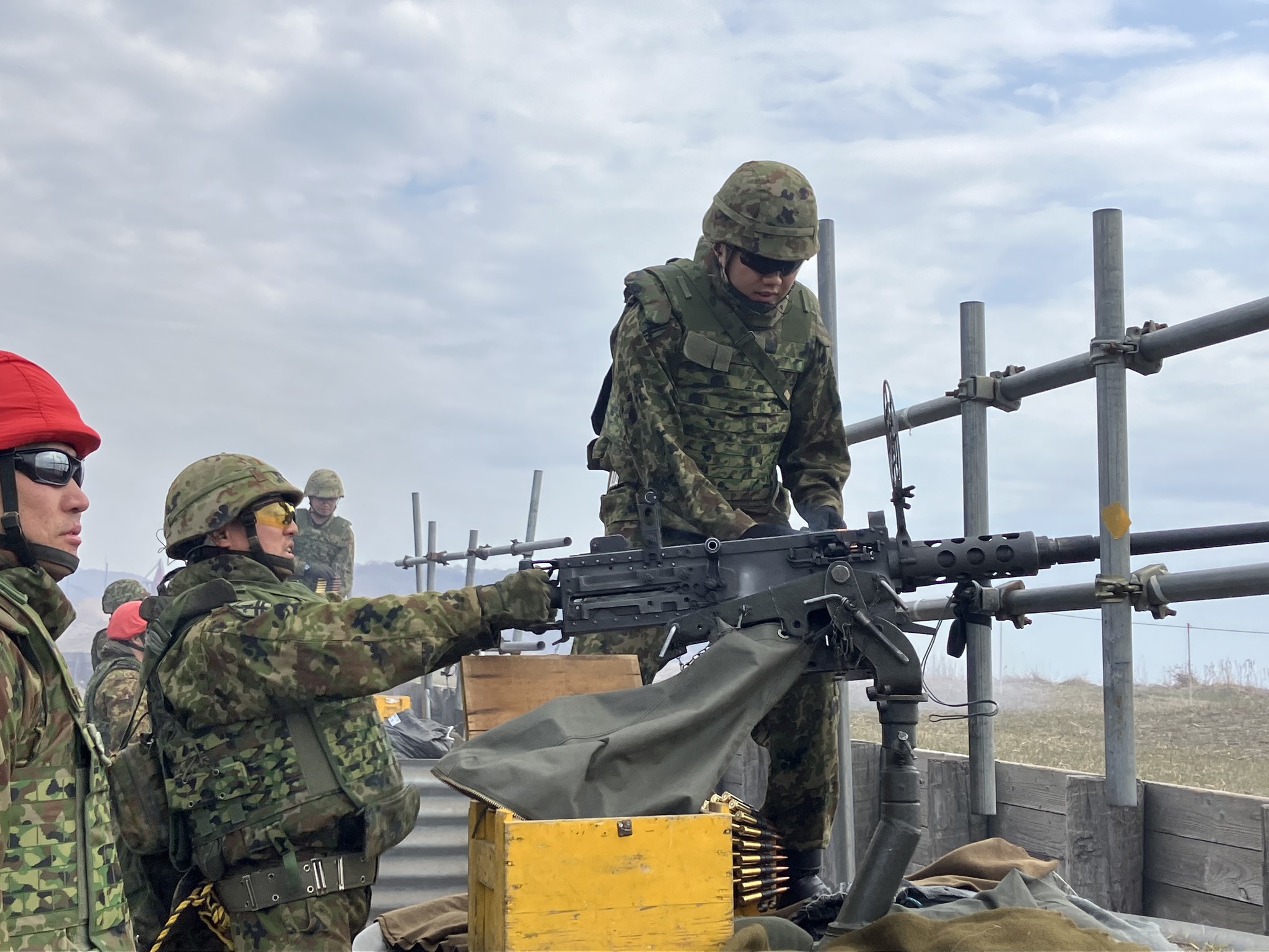 対空実射訓練】 白龍連隊は、静内対空射撃場において、第11高射特科