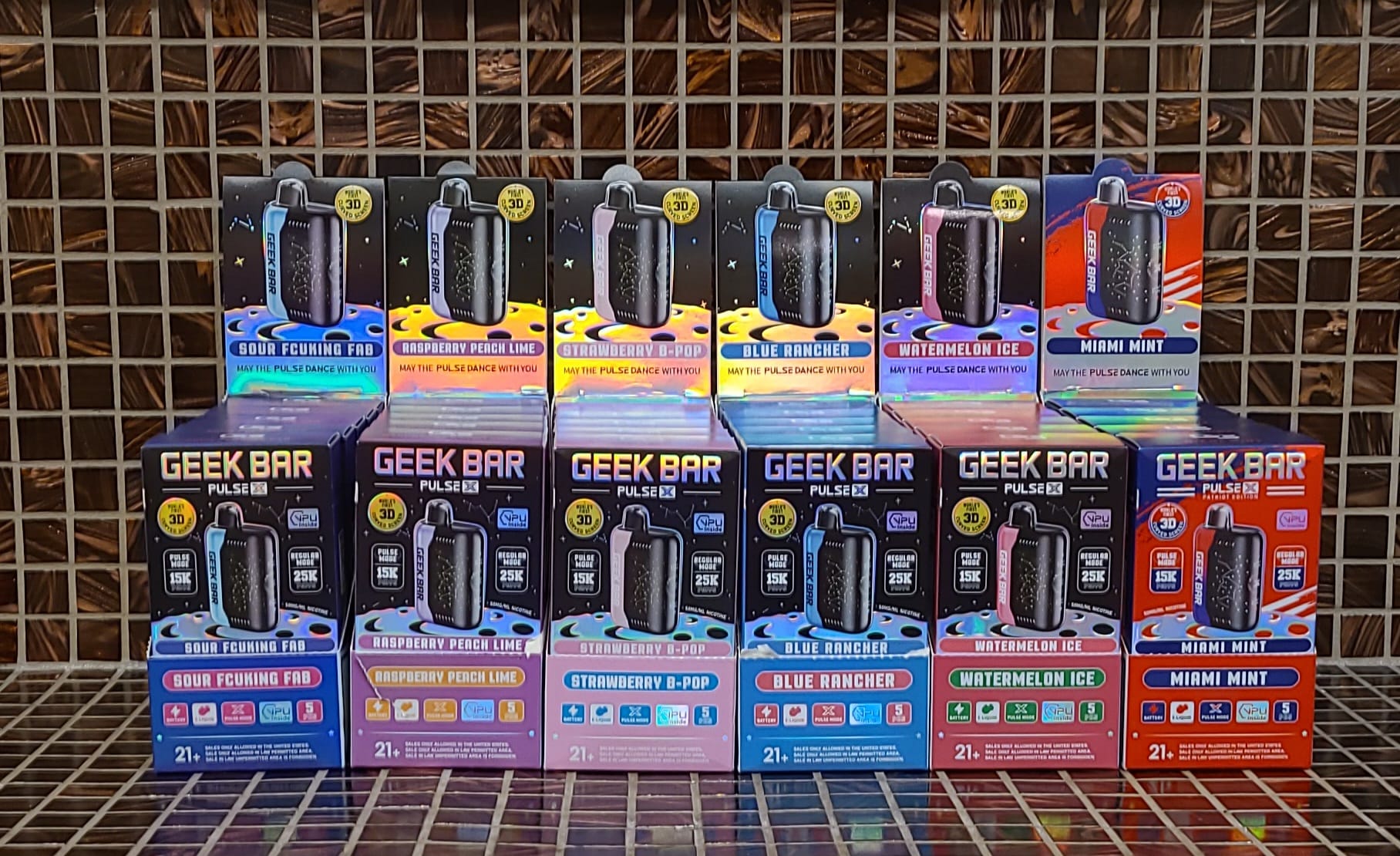 geek bar new screen disposables! World's first 3d curved screen! Pulse mode will give you 15k puffs and regular mode is 25k puffs! Smokers and Vapers May PULSE Color:Purple Gradient