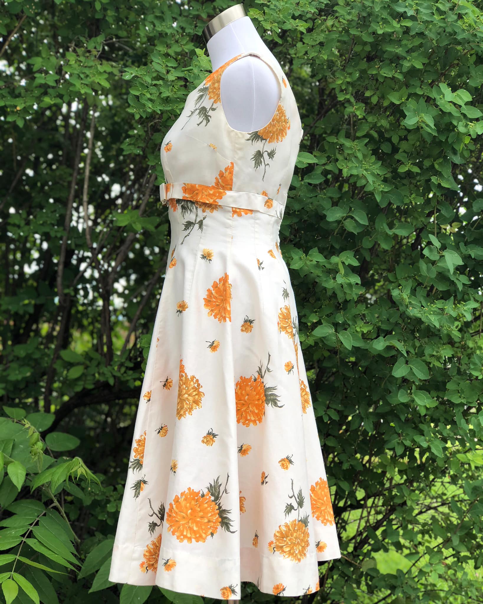 🌿 Vintage Lady Dorby Floral Dress Set 🌿 Y'all, this one looks like autumn sunshine with a splash of hot pink! This beautiful vintage Lady Dorby set includes a sleeveless maxi dress