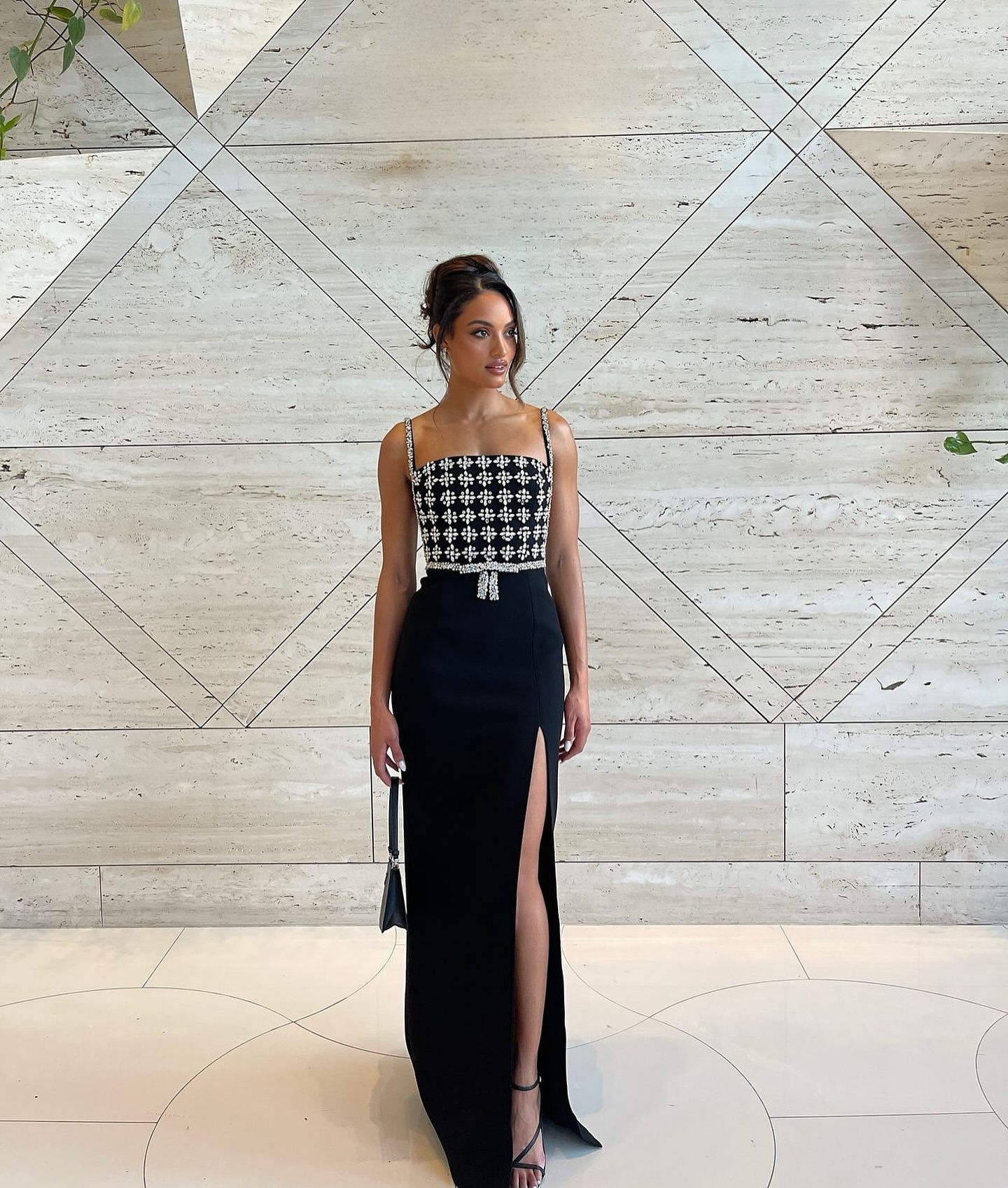 Rent her look 🤍 We think @nonnynaitanui looks stunning wearing