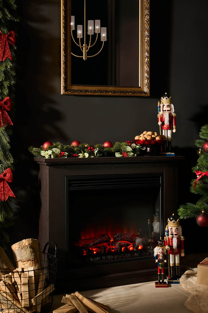 Unser elektrischer Kamin 🔥 in Kombination mit nostalgischer Weihnachtsdeko sorgt garantiert für 🥰 kuschelige Abende: https://www.xxxlutz.at/p/elektrokamin-003448003201
