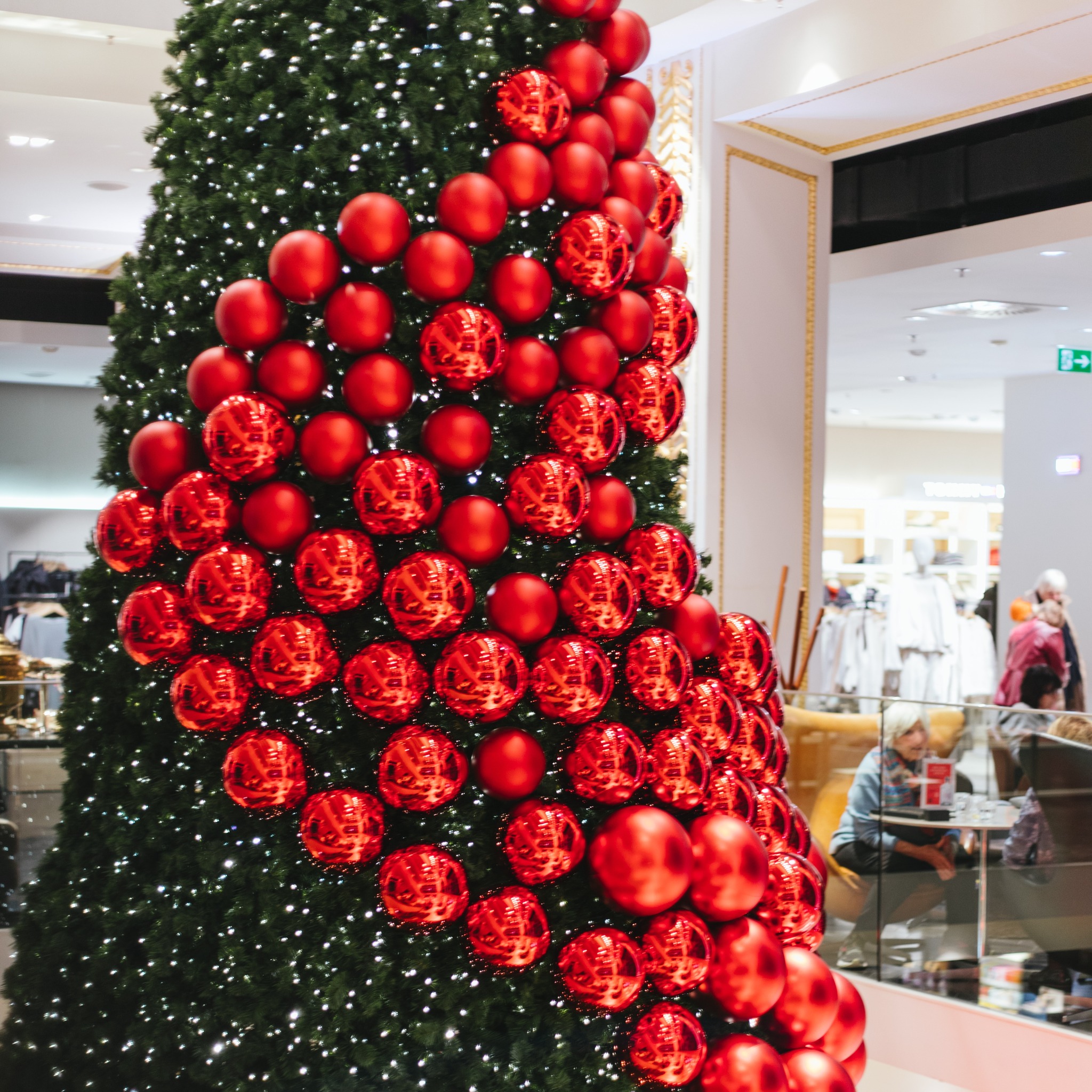 ✨ MAGISCHES EINKAUFSERLEBNIS ✨ Funkelnde rote Kugeln auf unserem K&Ö Weihnachtsbaum, liebevoll arrangierte Geschenkideen und elegante Tischdekorationen schaffen in unserem Haus eine warme, magische