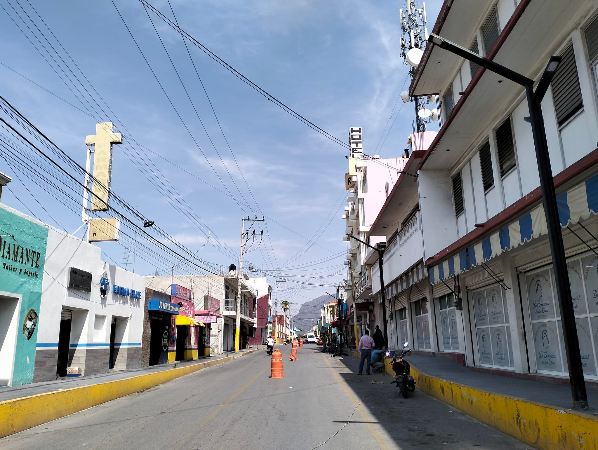 ⚠️🚸Tomé sus precauciones, instalación de luminarias LED en Av. Tito ...