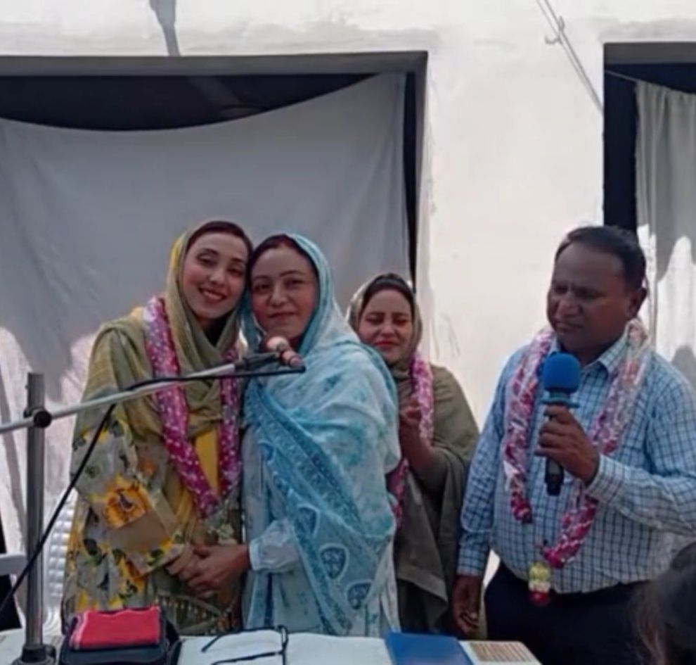 Worshiper Hina Rizwan