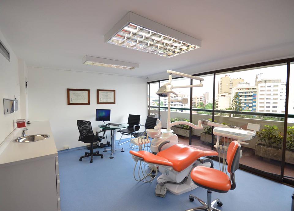 Dr. Carlos Roberto Ricaurte - CR Dental Clinics | Santiago de Cali