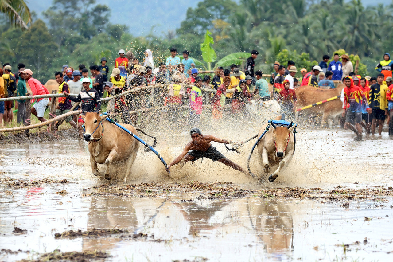 Sejumlah pria mengikuti lomba balap... - China Xinhua News | Facebook