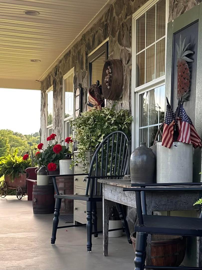 Country - Beautiful porch from the home of Donna Moore 🇺🇸 ️ | Facebook
