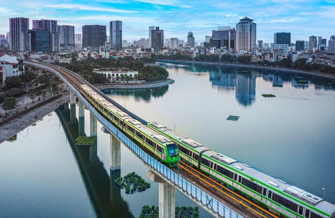Hola Fujian - 🚄China-built light rail rolls into Vietnam!... | Facebook
