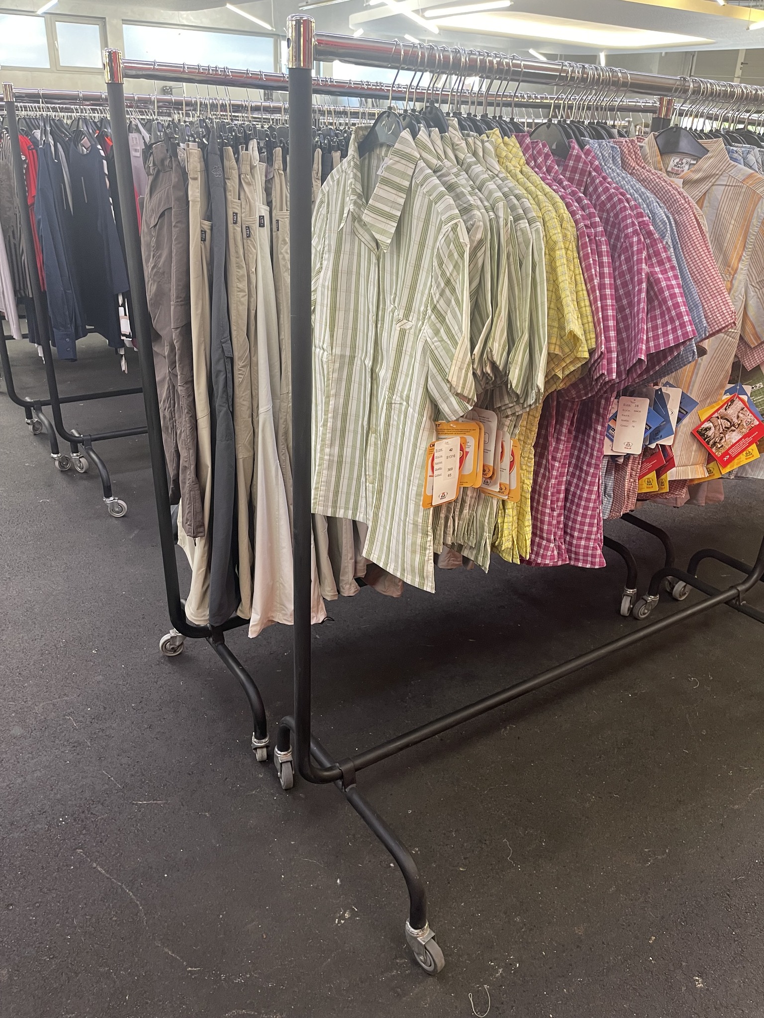 Kleiderständer schwarz matt Schwerlast Kleiderständer gebraucht sehr guter Zustand wie neu, je 35€ Kleiderständer Länge 120cm ; Höhe 150cm ; tiefe 40cm Sehr stabile Schwerlastkleiderständer in matt sc