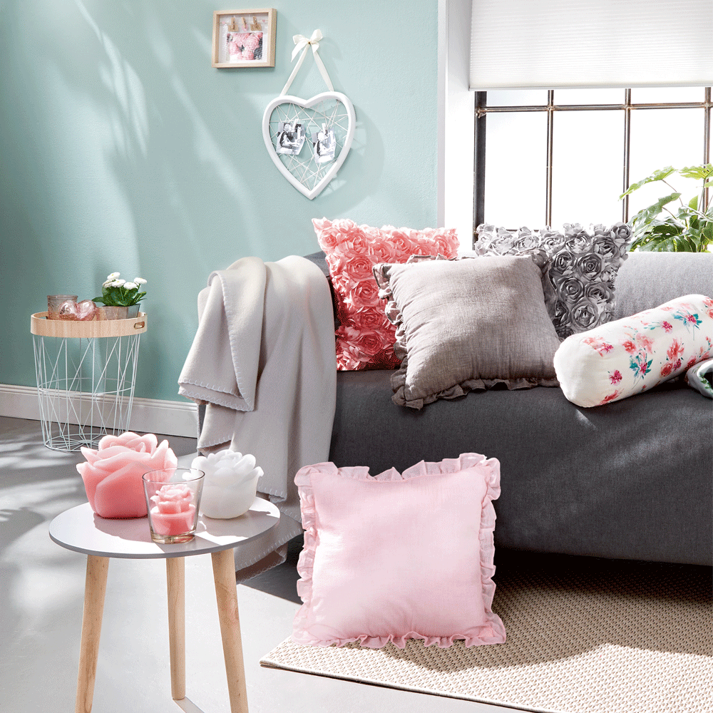 Gemütlichkeit pur! :) Entdecke eine Vielfalt an Decken & Kissen für dein Wohnzimmer in unseren Filialen und unter https://kik.li/2FGPOZY