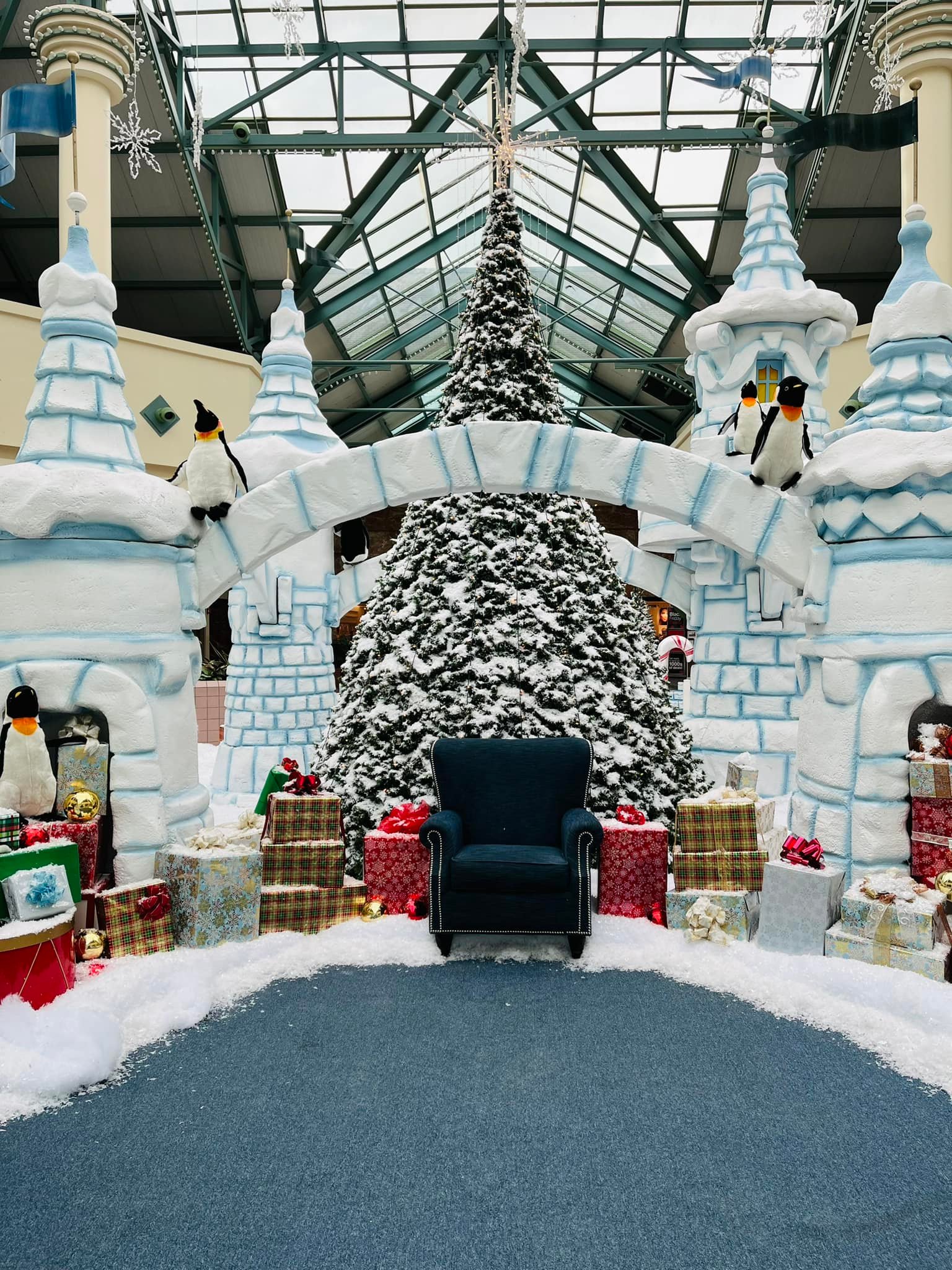 🎅 Guess who’s coming to town? 🎅... - The Mall At Greece Ridge | Facebook