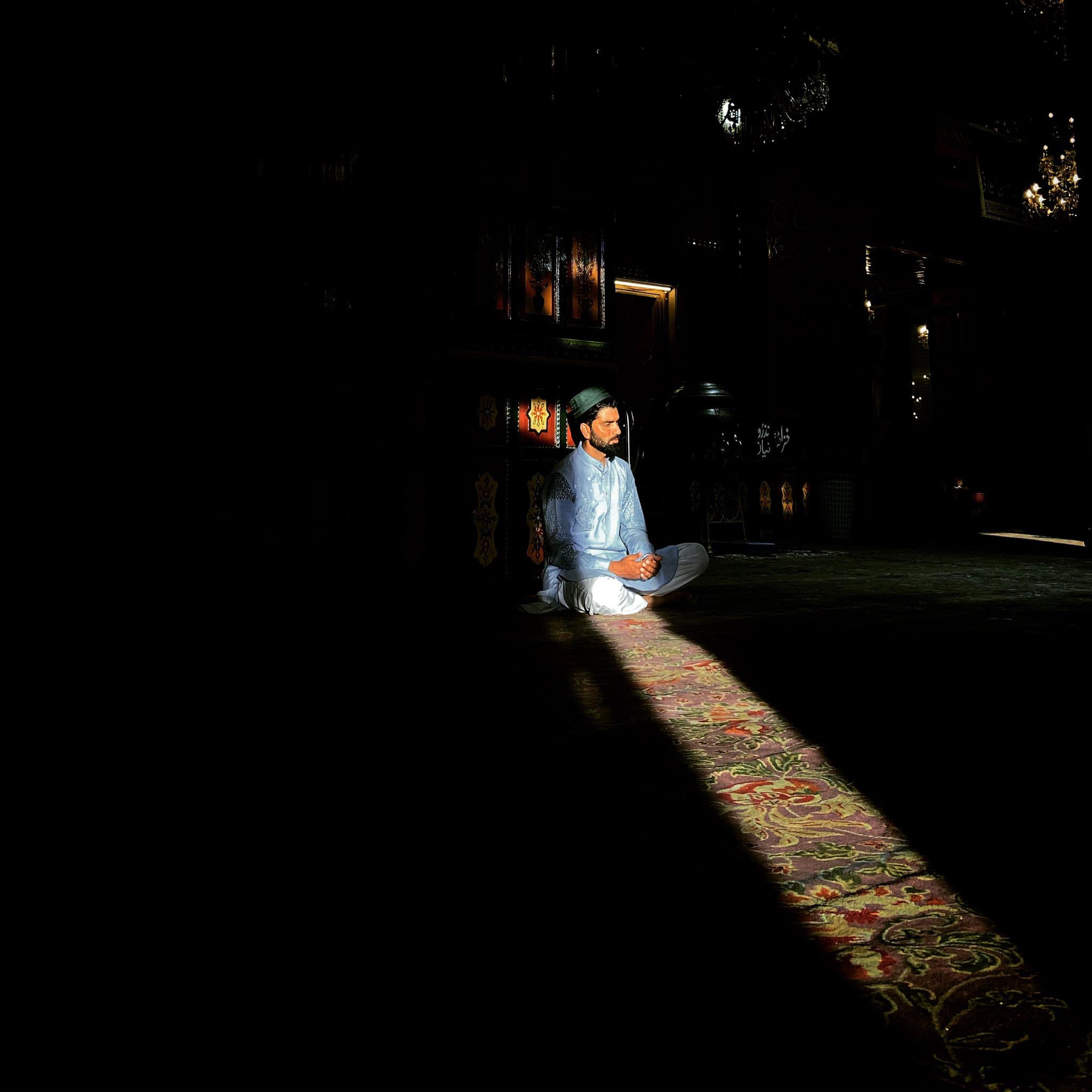 QNS 24x7 - A Kashmiri muslim man prays inside the shrine... | Facebook