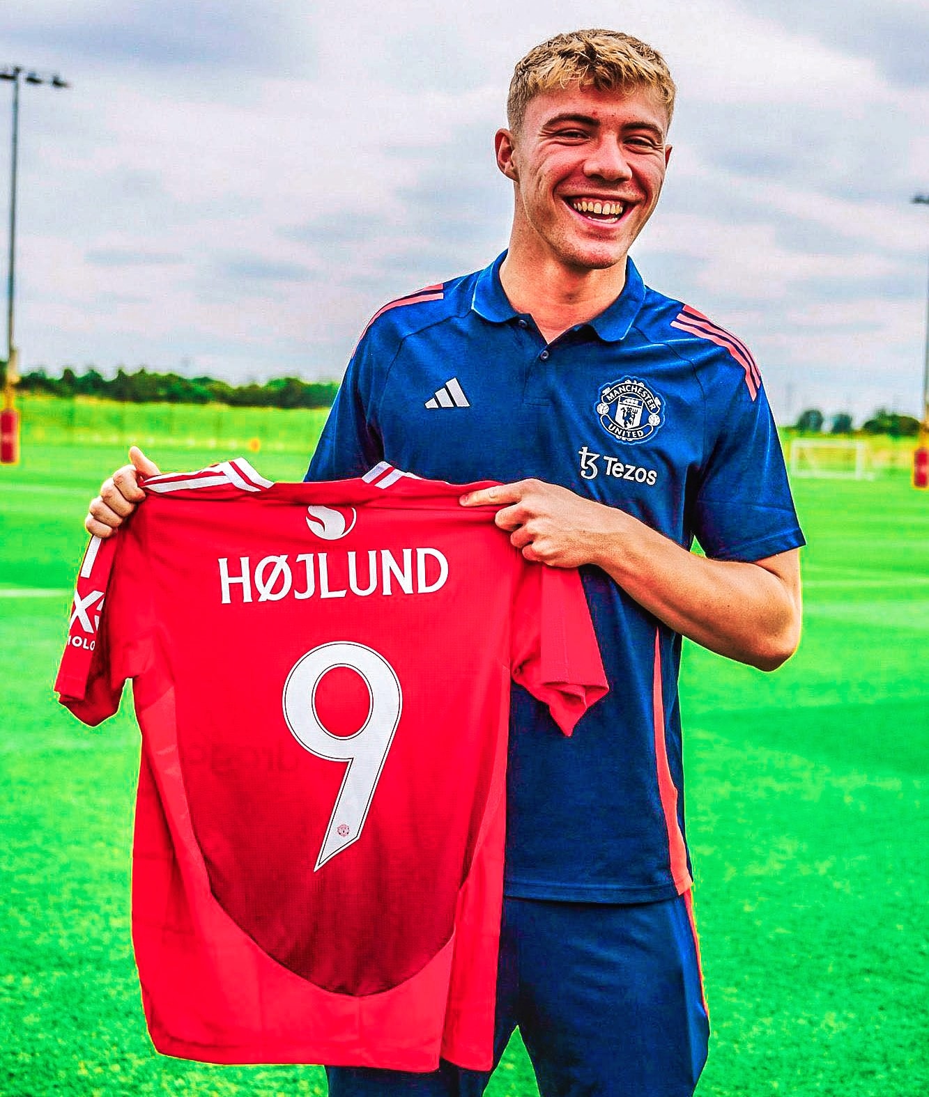 ? OFFICIAL: Rasmus Højlund is Manchester United