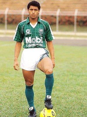 ブラジル União São João EC ロベカル　ブラジル代表 Roberto Carlos poses with the União São João jersey, where he