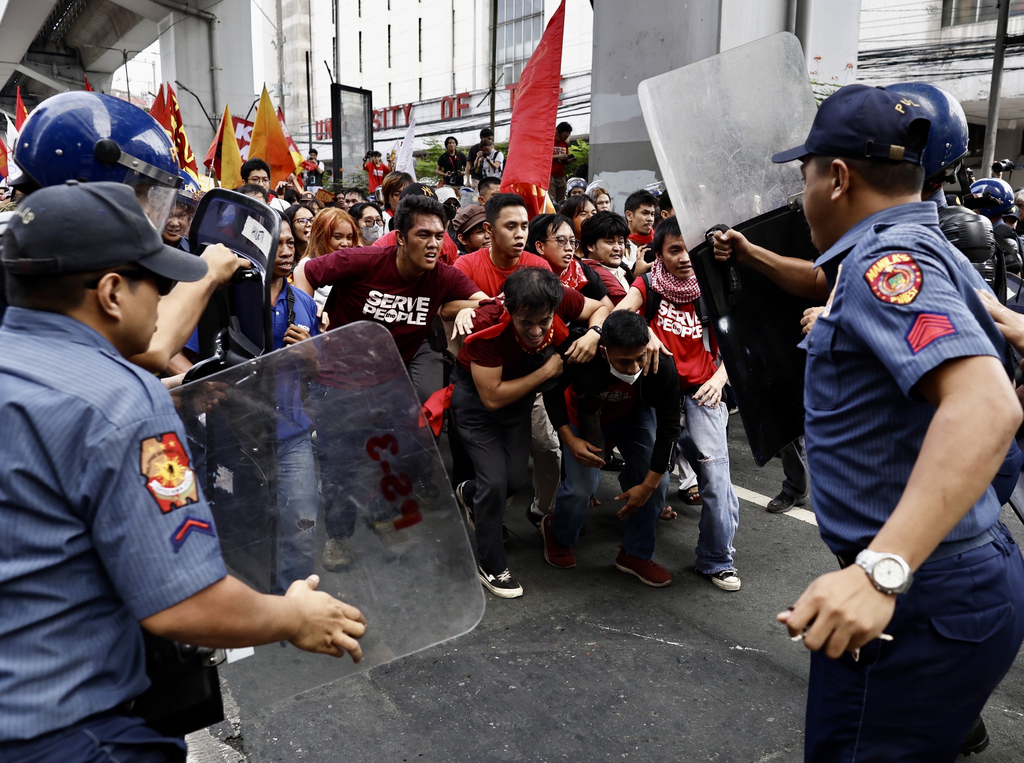 The Manila - CLASH Protesters scuffle with anti-riot police during a ...