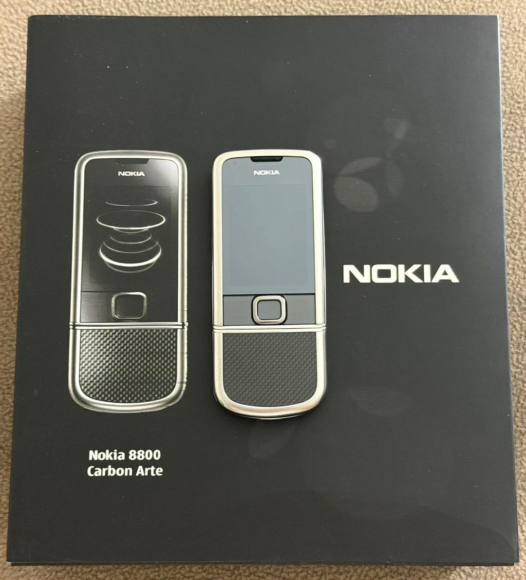 Nokia 8800 Carbon Arte 4gb (2008 年 11 月) That Carbon Fiber Depth