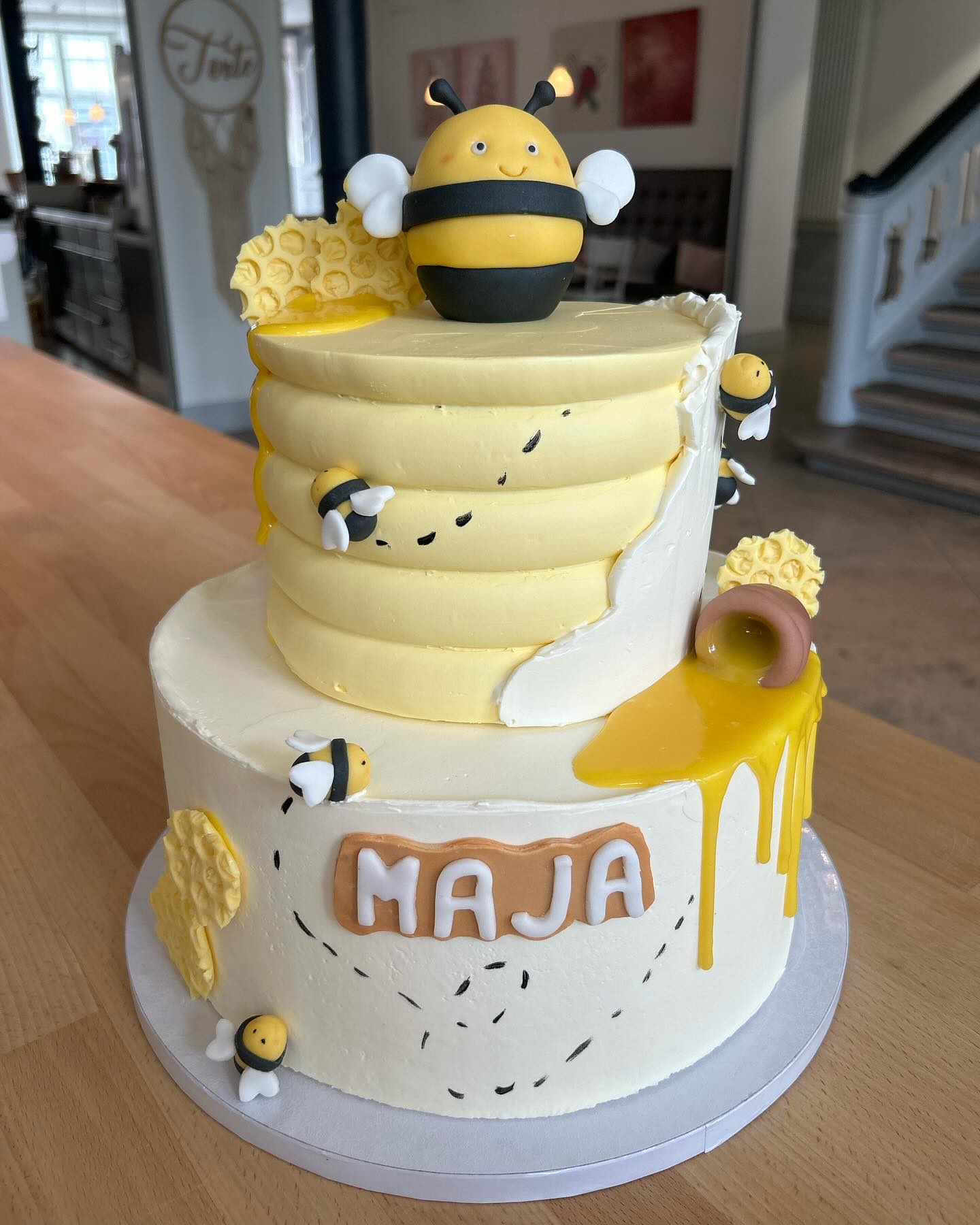 Für die Willkommens Party der kleine Maja durfte ich eine Torte zaubern. Ich hatte keine Vorgaben. Aber bei dem Namen musste ja eine kleine Bienen Torte her. #beehappy #bee #biene #bienchen #bienentor