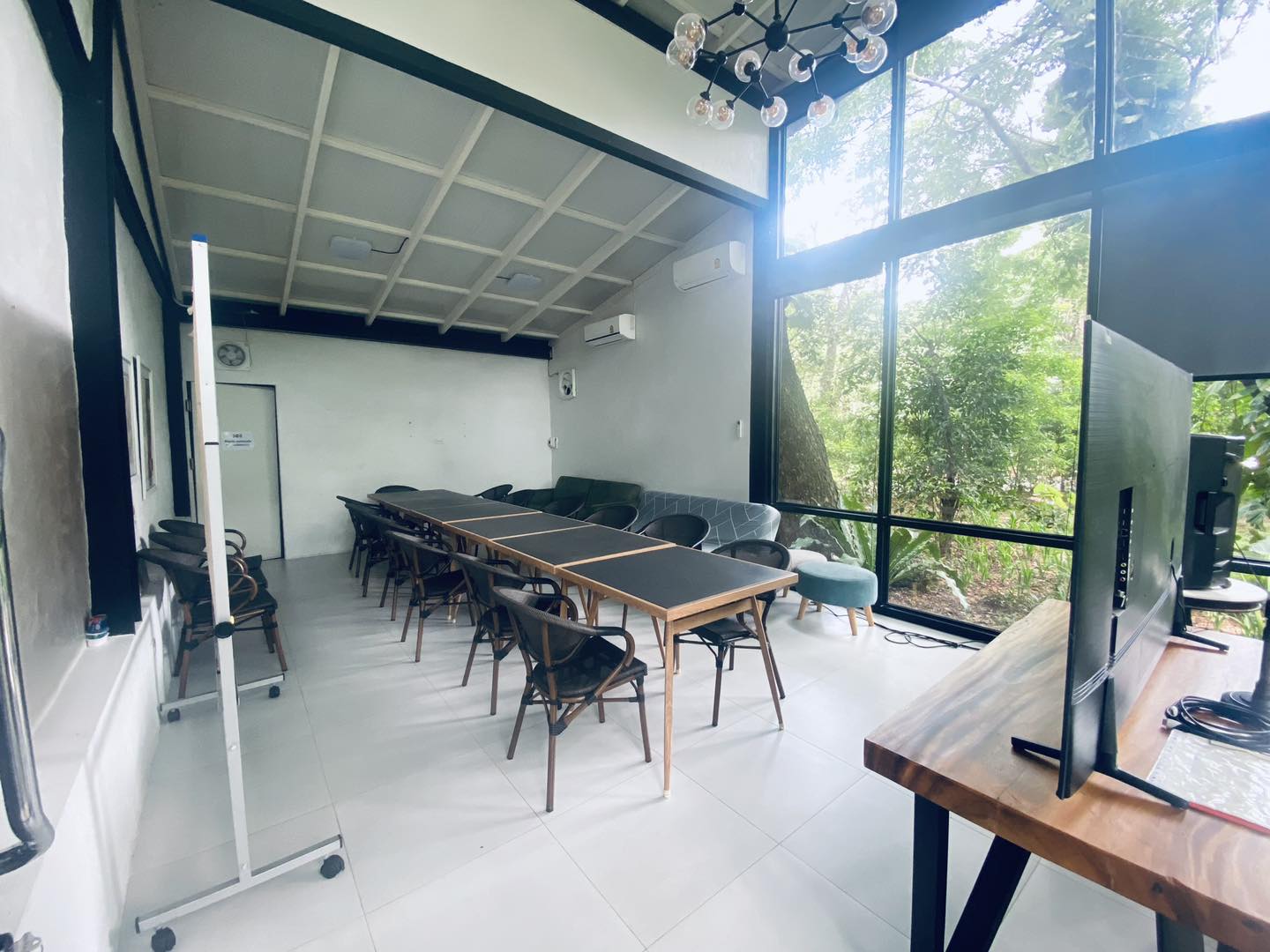 MuchRoom Cafe - ภาพบรรยากาศห้องประชุมเล็กของทางร้านนะคะ... | Facebook