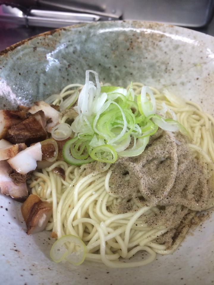 麺屋 鶏っぷ 本日より 和え玉を始めます 替え玉の代わりみたいなものです 麺に タレ 煮干油 煮干粉 チャーシュー ねぎをトッピング よく混ぜてお好みで和えそば つけ麺 替え玉としてお召し上がりください 和え玉用の麺は パツンパツンと切れる 細麺に