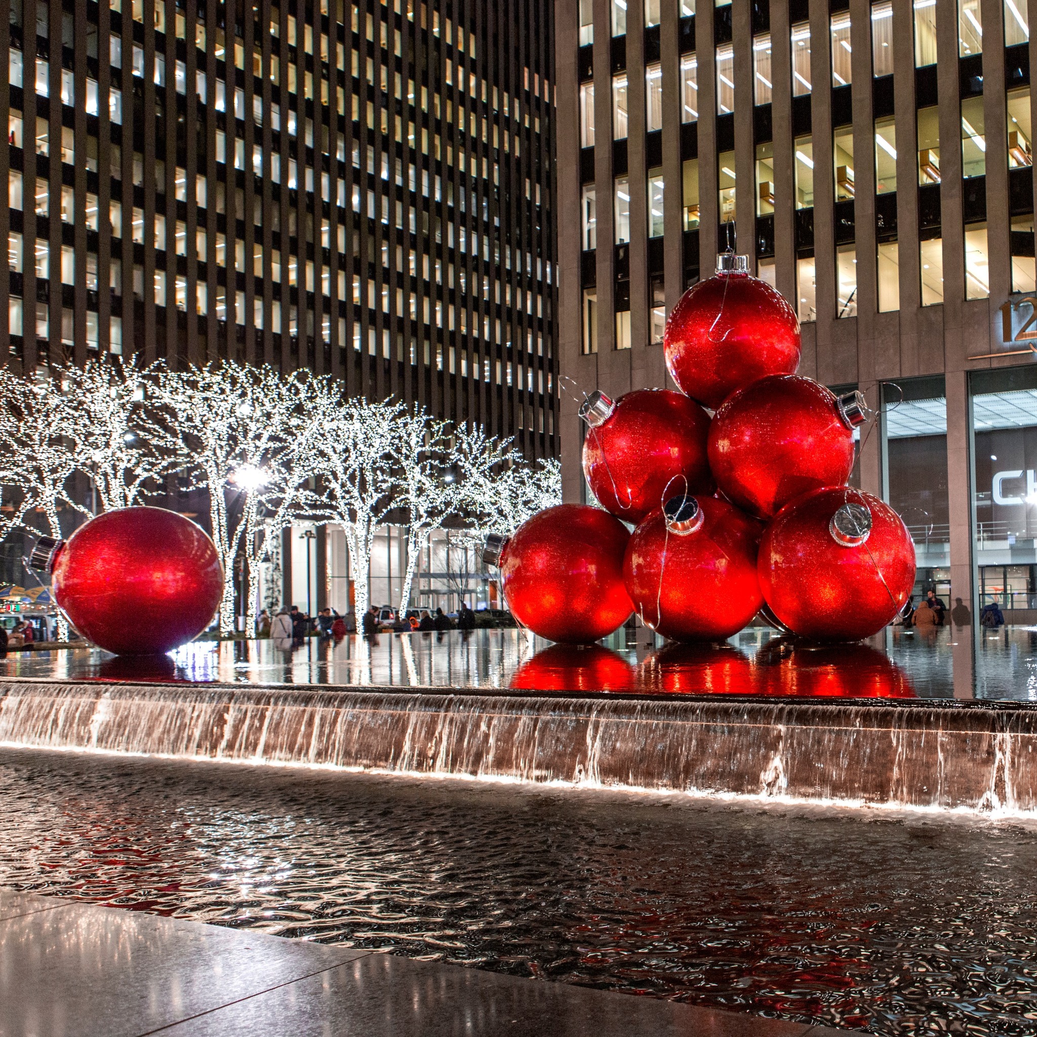 ✨ A NYC holiday tradition! The giant ornaments on Sixth Avenue