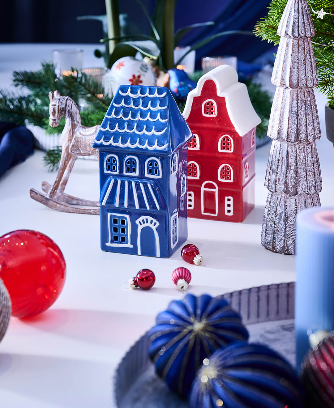 Diese süßen Deko-Häuschen in Rot und Blau sind nicht nur wunderschön verziert, sondern zaubern als Lichtobjekte auch eine gemütliche Atmosphäre.🕯️❤️ Perfekt für kalte Winterabende oder als festlicher Hingucker in der Weihnachtszeit!🎄❄️ Welches