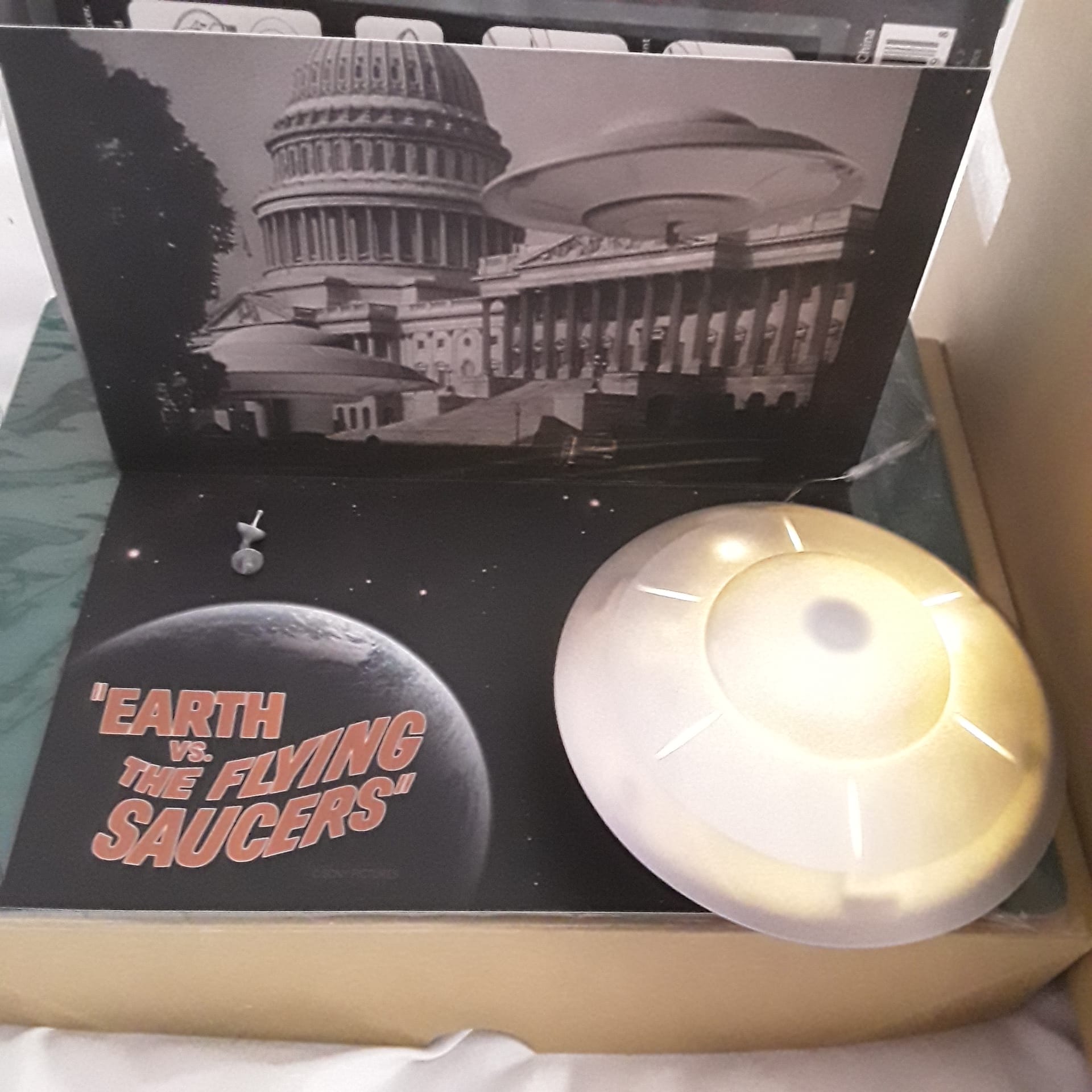 Atlantis Earth vs Flying Saucers model kit with lighting