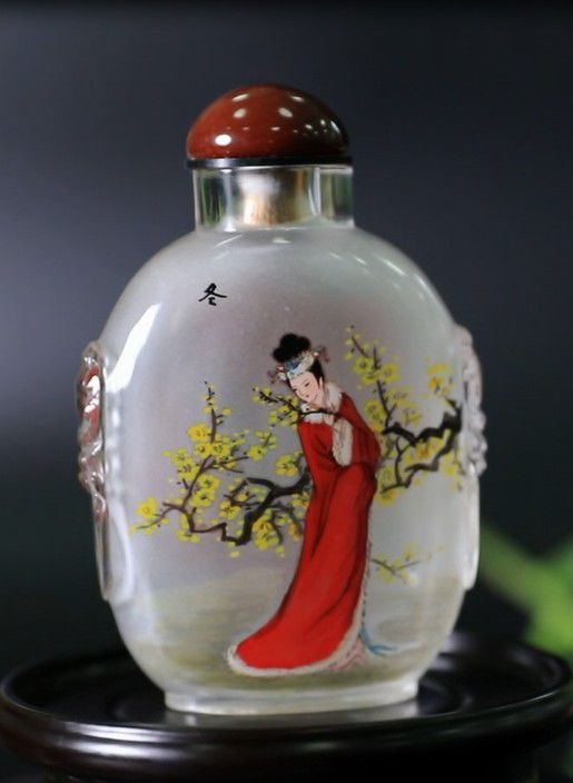 内画鼻烟壶是中国特有的传统工艺品种，是中国传统民间艺术殿堂中的一颗