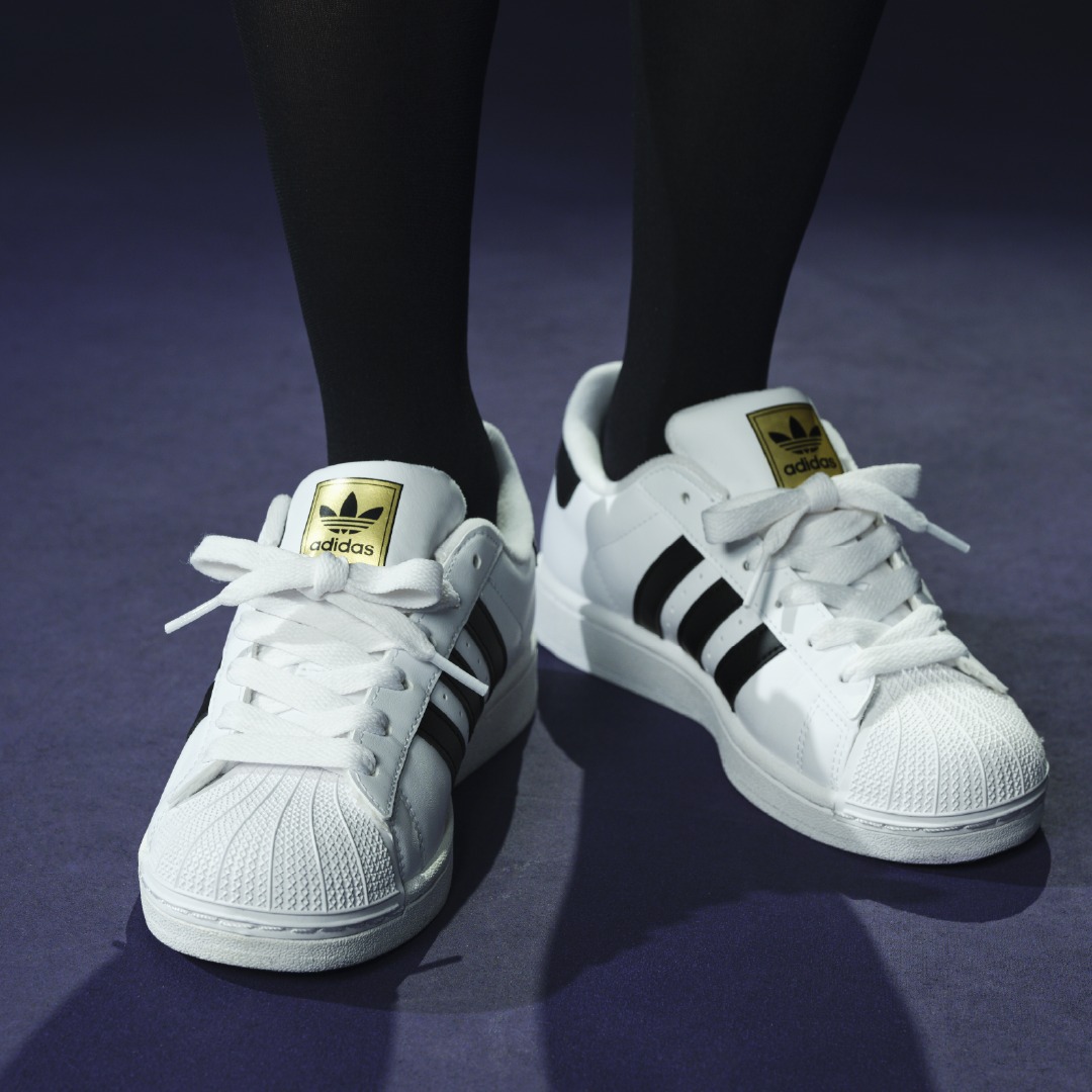 重盛さと美さんが着用する「SUPERSTAR TD」は、50年以上愛され続ける