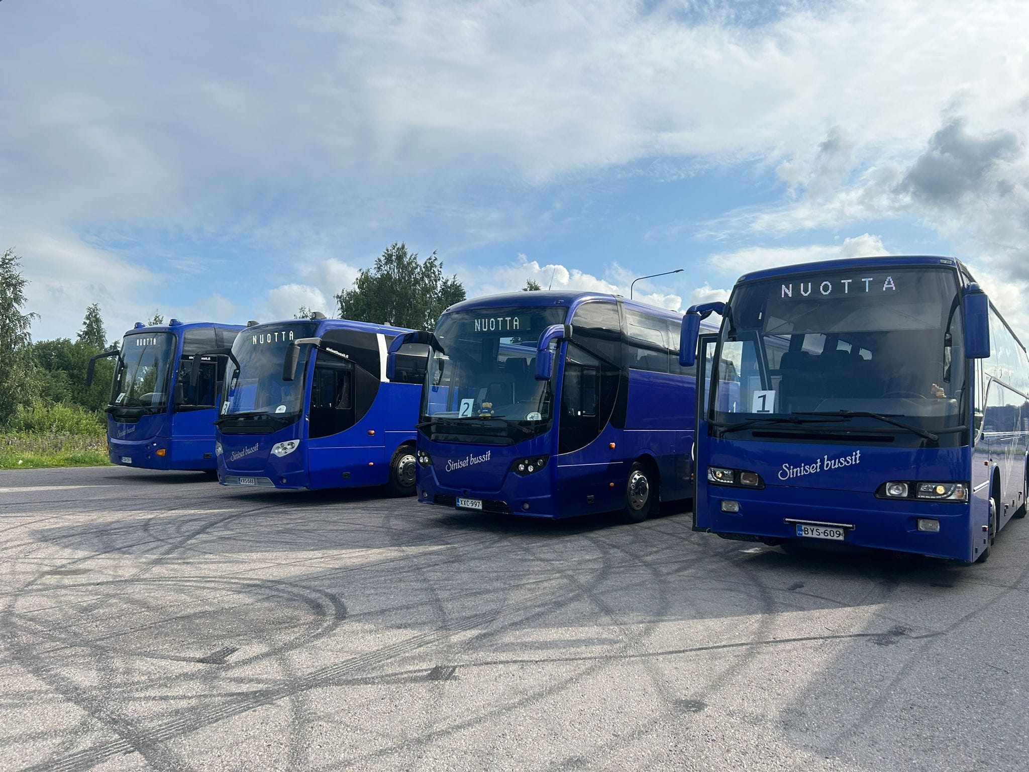 Siniset bussit - Hene Oy:n matkustajat sen tietävät: onni on tapa ...