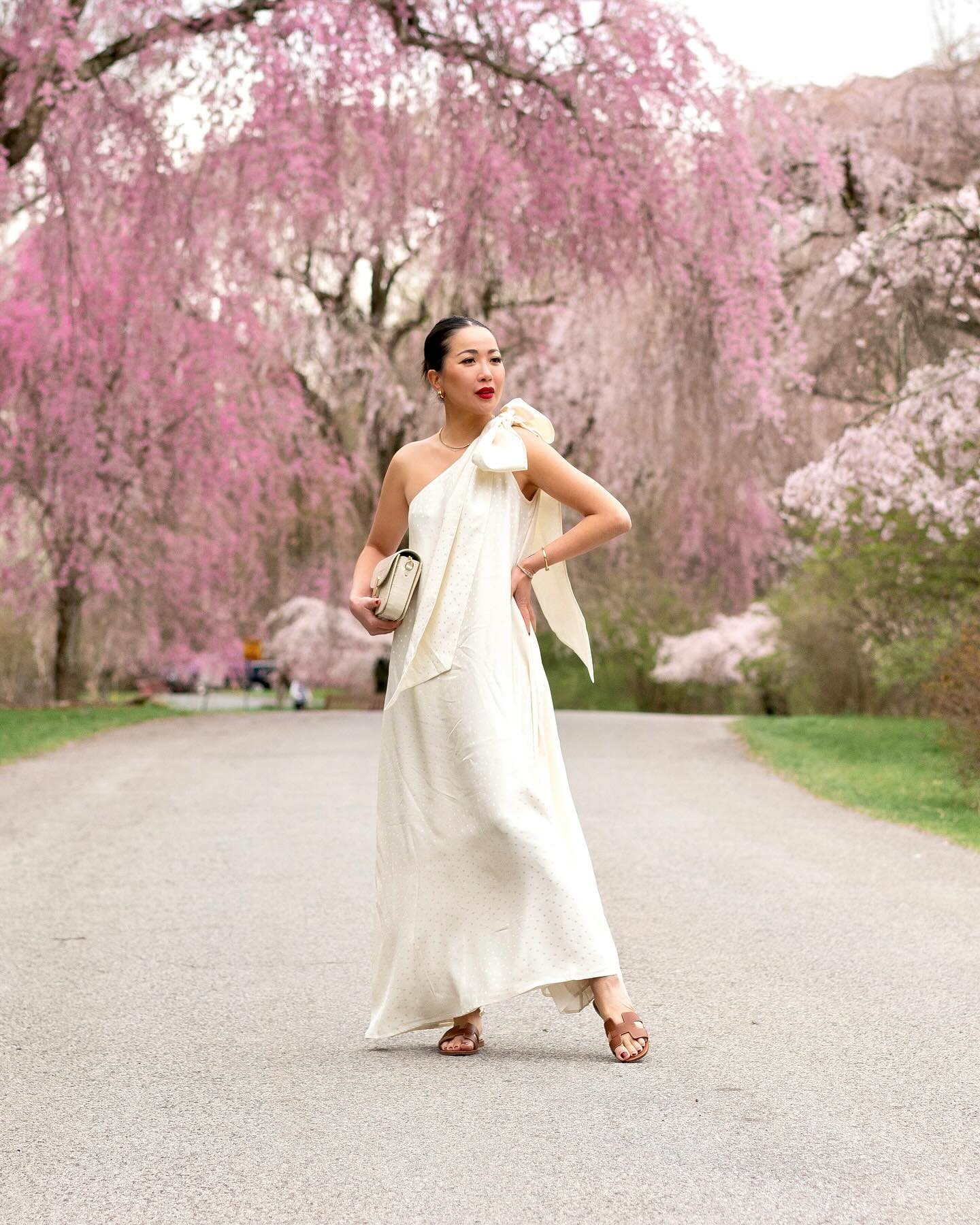 Petite-friendly, postpartum-friendly, spring summer goodness all in one dress! Feels absolutely amazing, has such graceful movements and perfect for travel too. Hope you like these incredible cherry blossoms as well 🌸🌸🌸 Comment