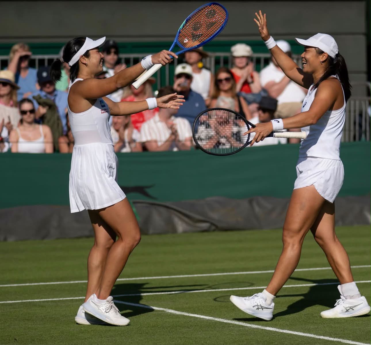 🎾 Tennis | The pair of Aldila Sutjiadi 🇮🇩 (in photo) & Vera
