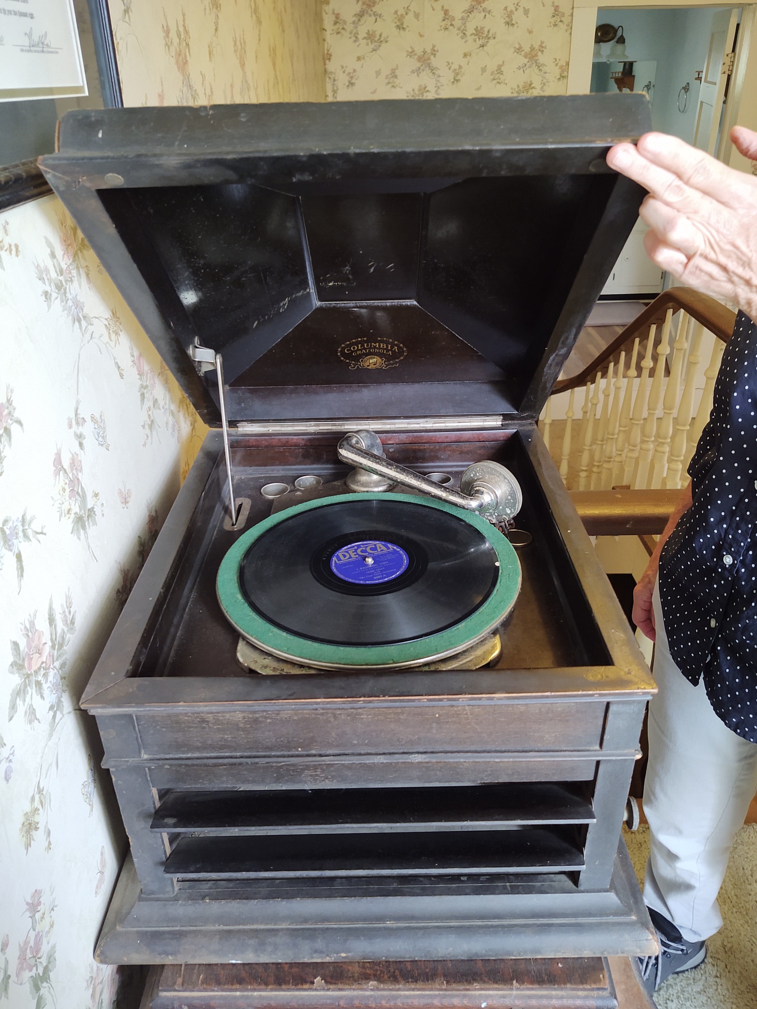 Columbia Grafonola De Luxe plays 78s and 15 1/2 inch discs