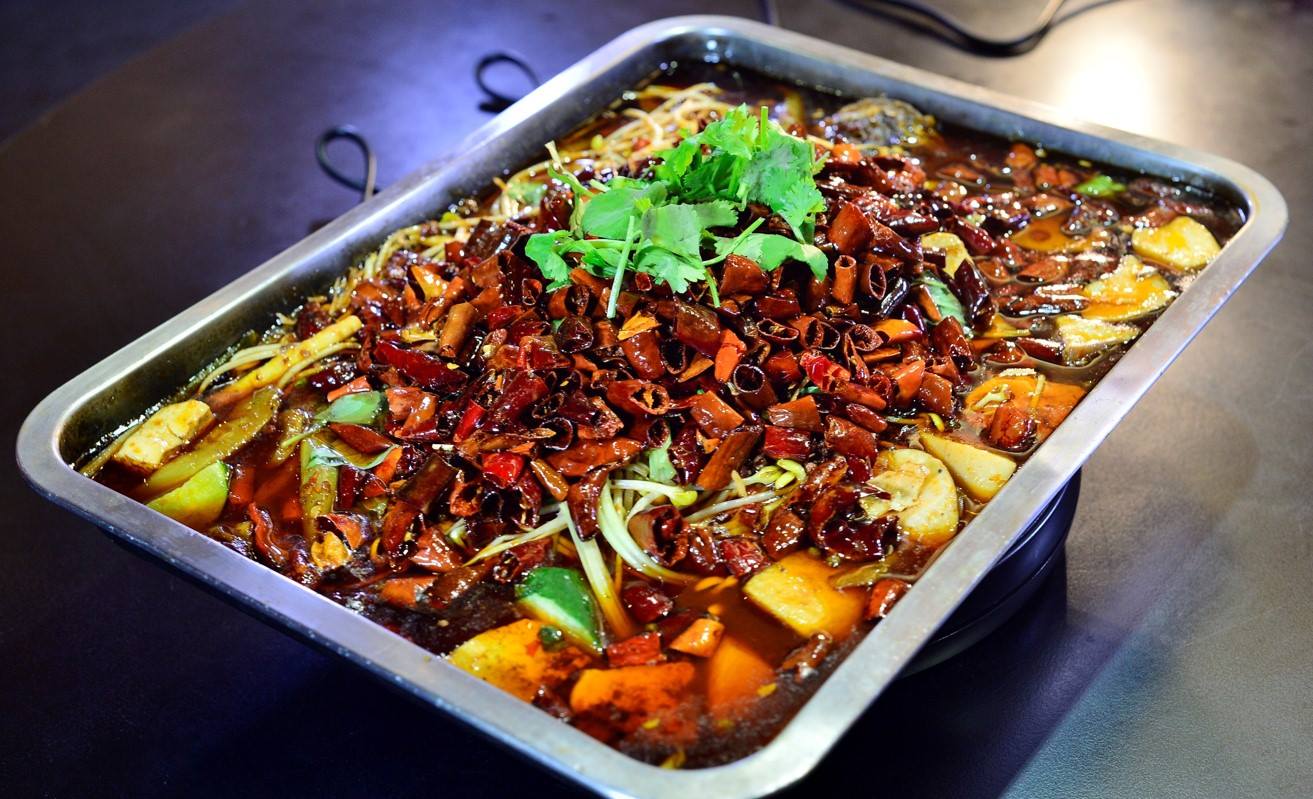 李雪辣嬌 - 常常有人問：「重慶香辣烤魚這道菜，上面鋪滿辣椒，是不是很辣啊？」... | Facebook