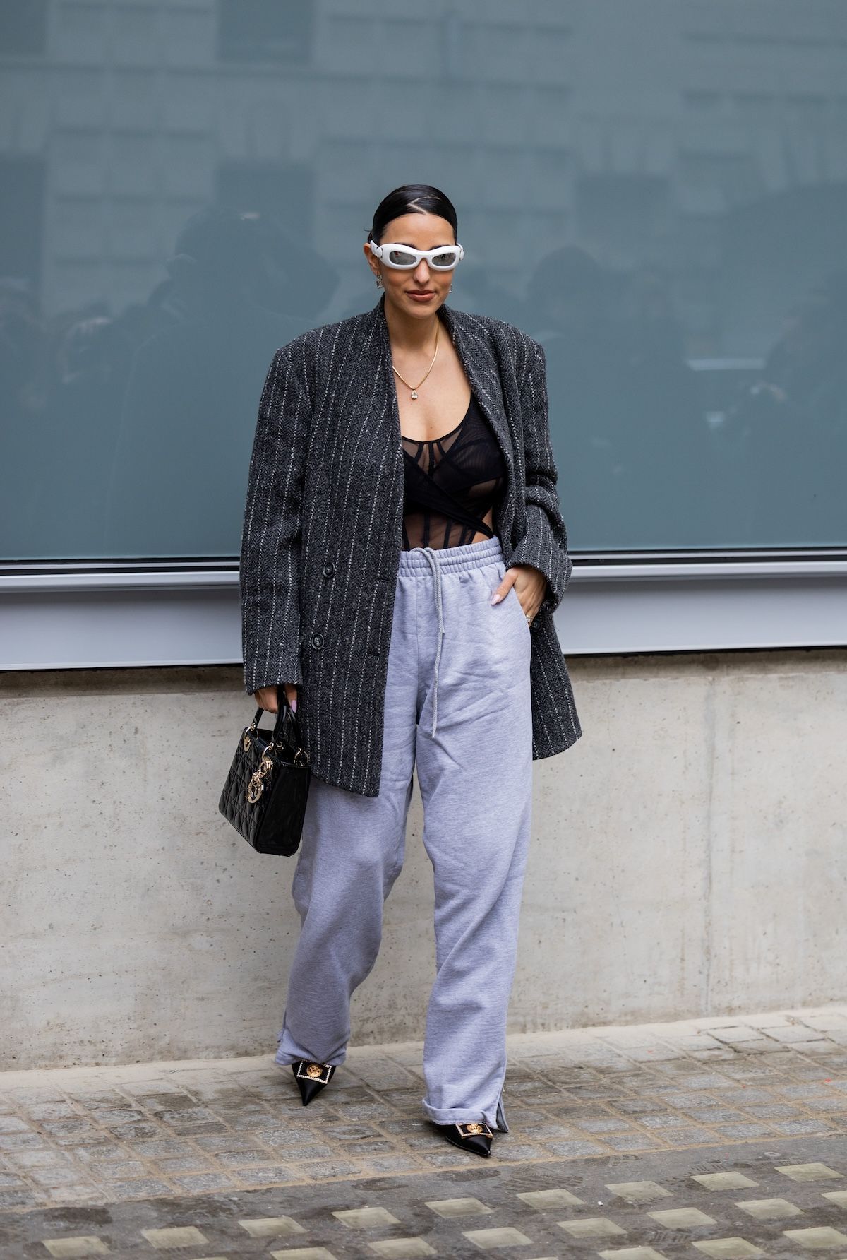 VOGUE - ワンマイルコーデに留まらない！スウェットパンツの洗練された 