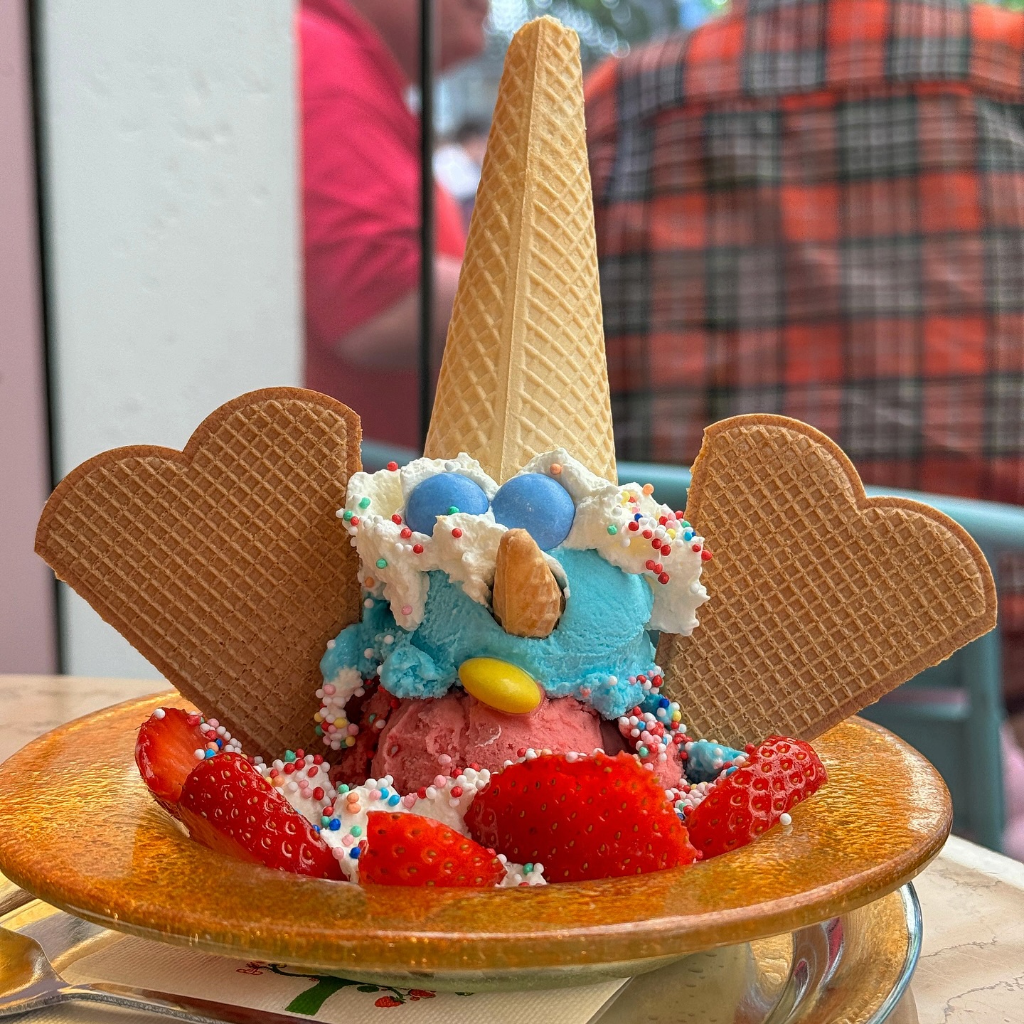 🤡 Wer hat Lust auf eine Portion Kindheitserinnerungen? 🍦 Unser „Clown“-Kinderbecher 🍧 zaubert nicht nur Kinderaugen zum Strahlen! Zwei Kugeln Eis nach Wahl, gekrönt von fluffiger Sahne und einem Waffelhut. Dazu eine