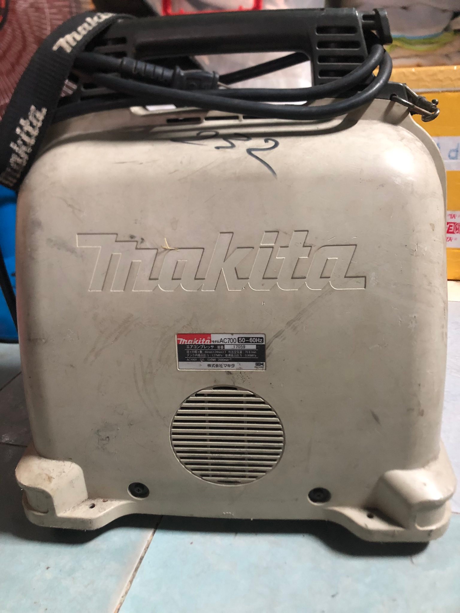 ? ? Máy nén khí Hiệu Makita AC700. Anh Chị cần ib ủng hộ em nha 