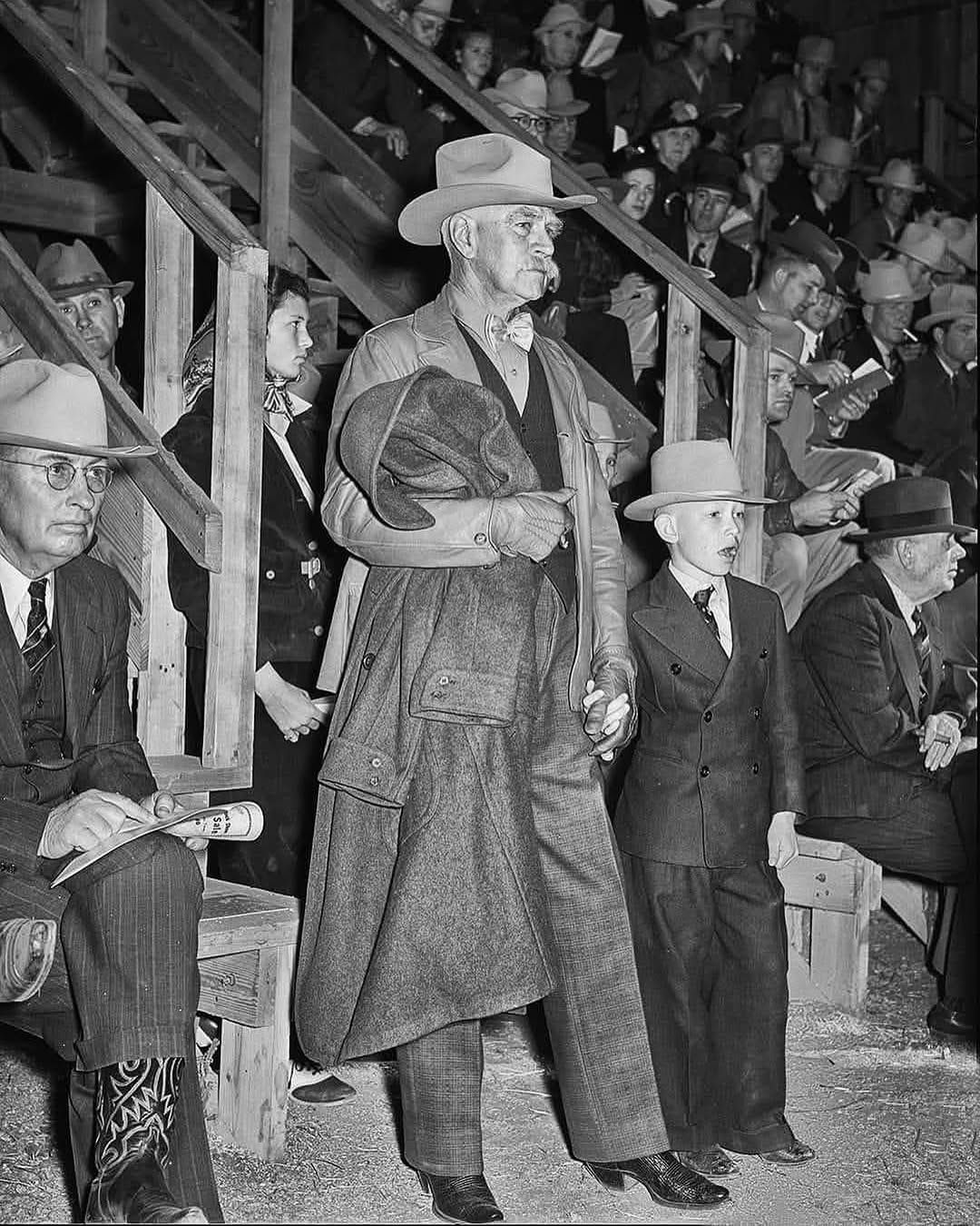 Brighter Eras Captured - The 1940 photograph by Russell Lee, capturing ...