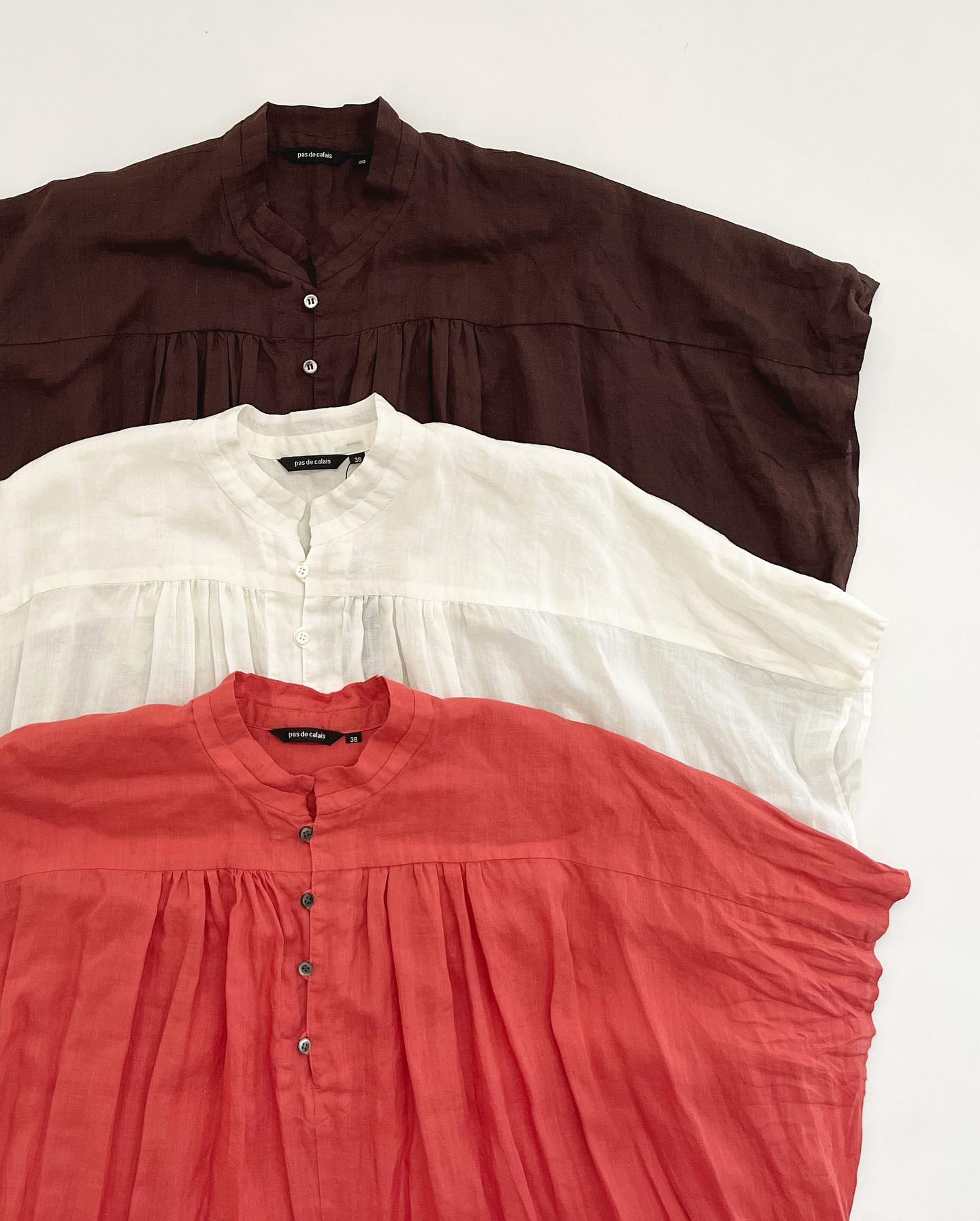 pas de calais ・ボタニカルダイ ブラウス(No.7327) Col.Red,Ivory 