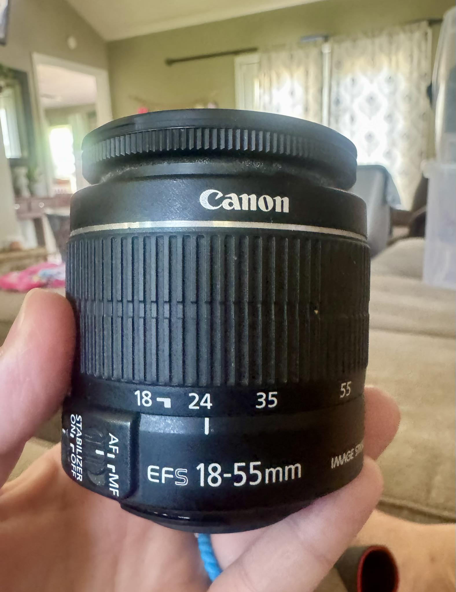 Is a 18-55mm canon lens the same as a 50mm lens for close-up photos?