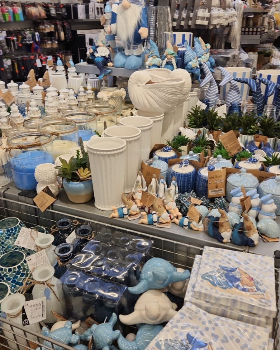 Na, hast du auch schon wieder Lust auf Meer? 🌊 Unsere maritime Deko ist zurück und hält wieder neue Hingucker für dich bereit 💙 Komm jetzt bei uns in den Filialen vorbei