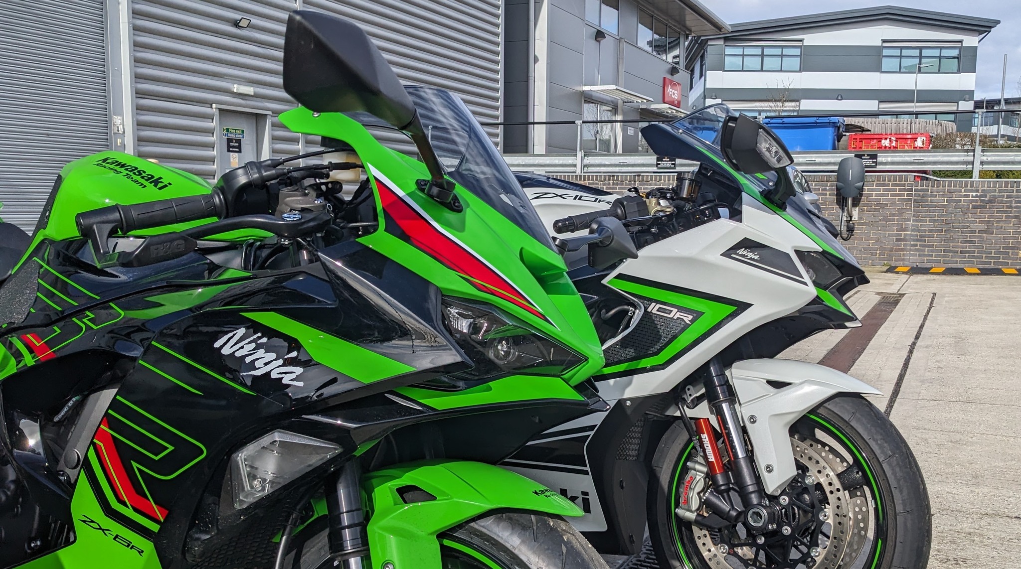 ゴーゴーゴー The sun is out and the bikes are back! ☀️🎉 It's been a while